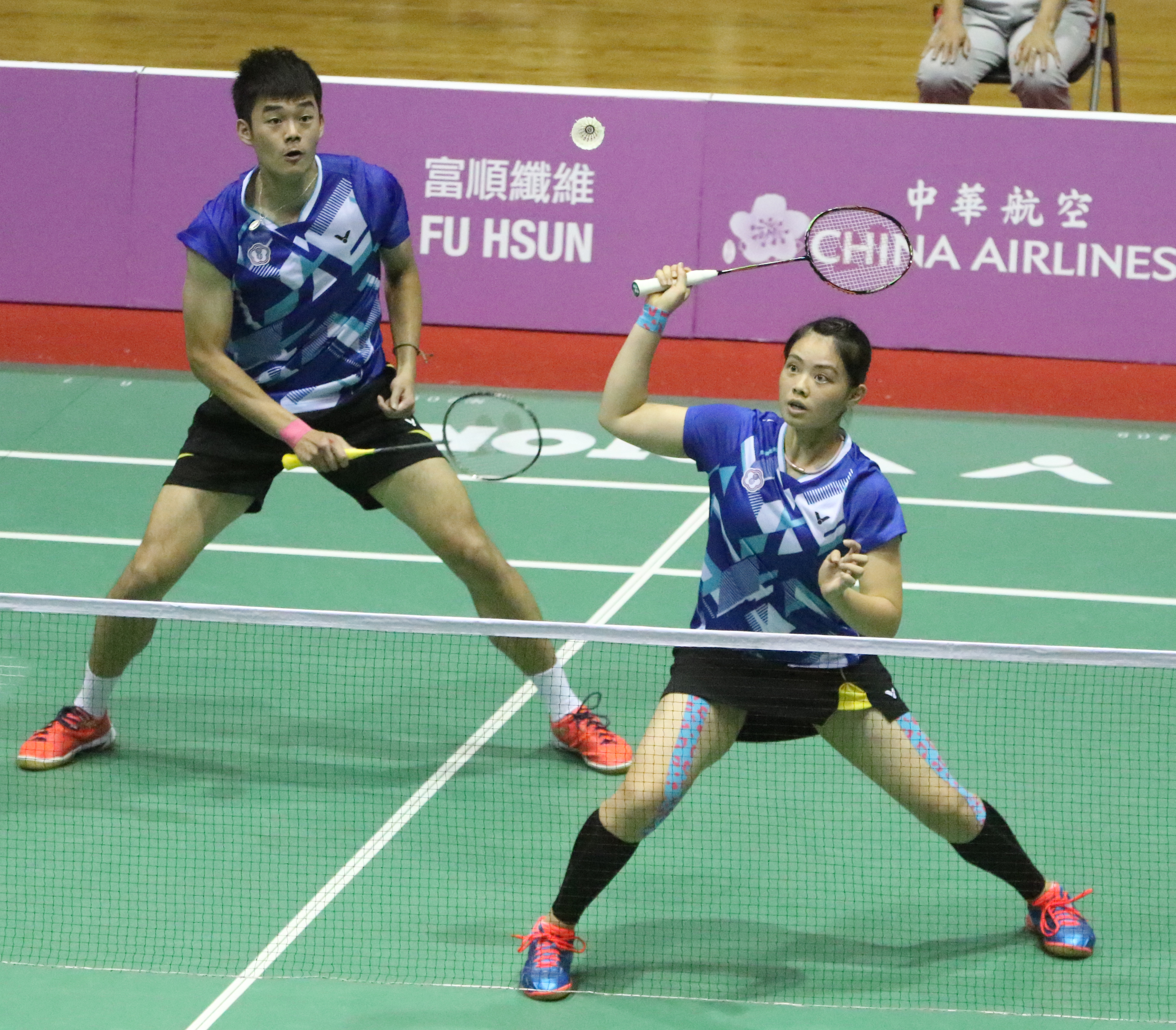 羽球混雙組合由王齊麟搭檔李佳馨迎戰馬來西亞。