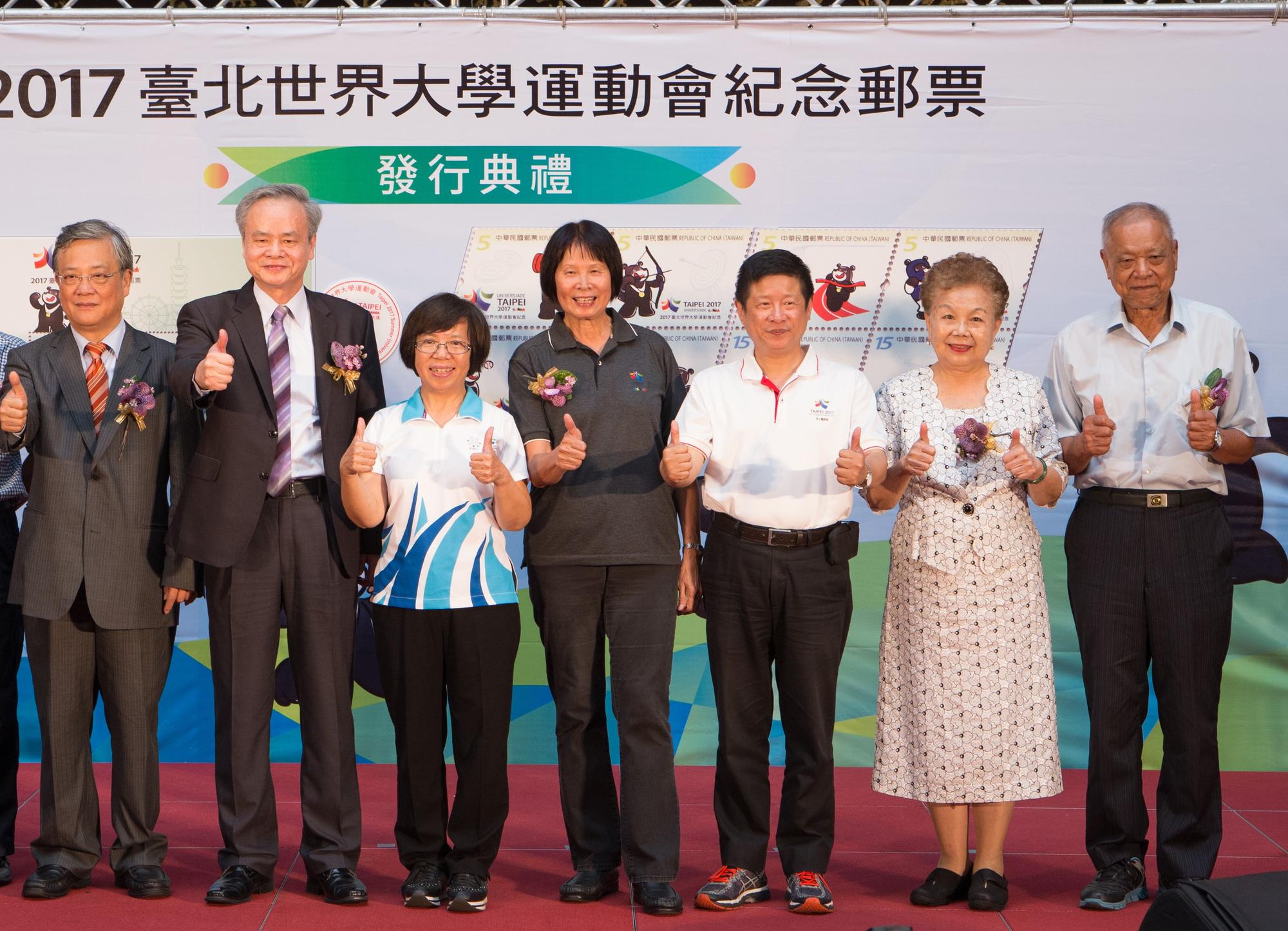 柯文哲的父母出席世大運活動，柯文哲請母親回新竹代他參拜城隍廟。（北市府提供）