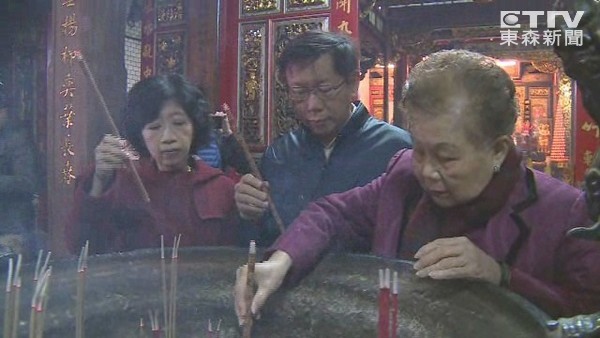 柯文哲2014年台北市長選前及當選後,都曾與柯媽一同到新竹城隍廟祈福、還願。翻攝東森新聞