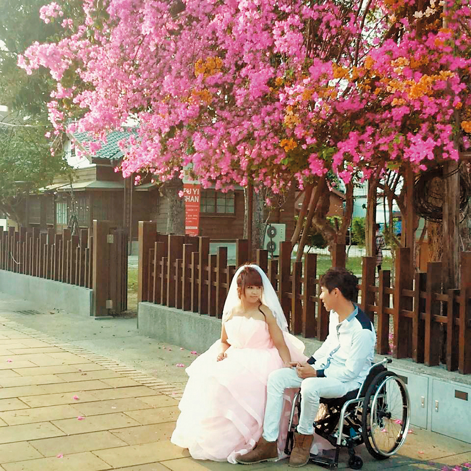 結婚時沒拍婚紗、沒有宴客，楊雲豪覺得虧欠太太，婚後半年決定一起以輪椅環島，一路賣藝賺旅費，順便拍婚紗照。（楊雲豪提供）