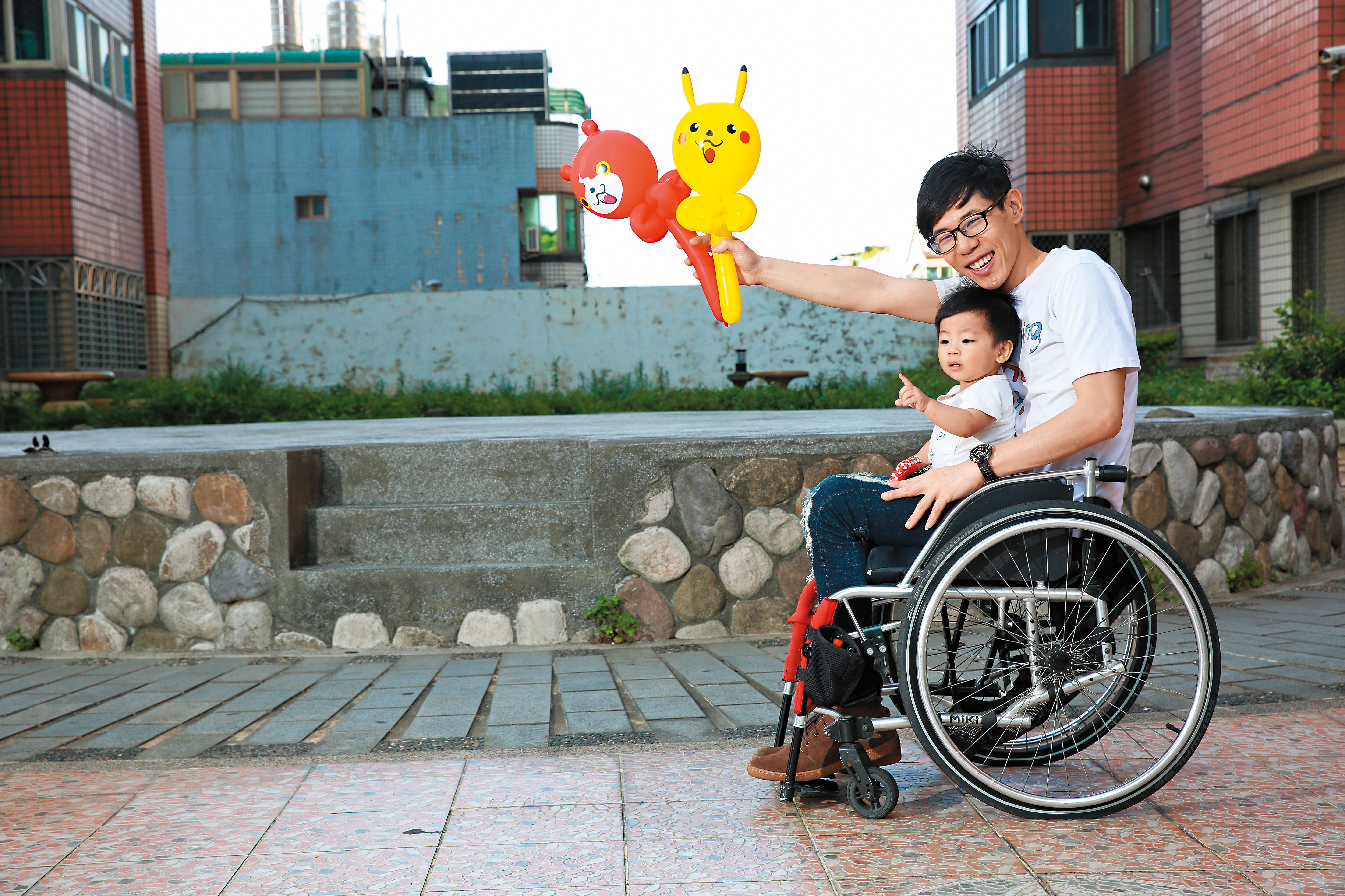 楊雲豪傷前生活糜爛，傷後重新審視生命，現在的美滿生活，可說是用很大的代價換得。懷裡的是和他同天生日、1歲多的兒子。