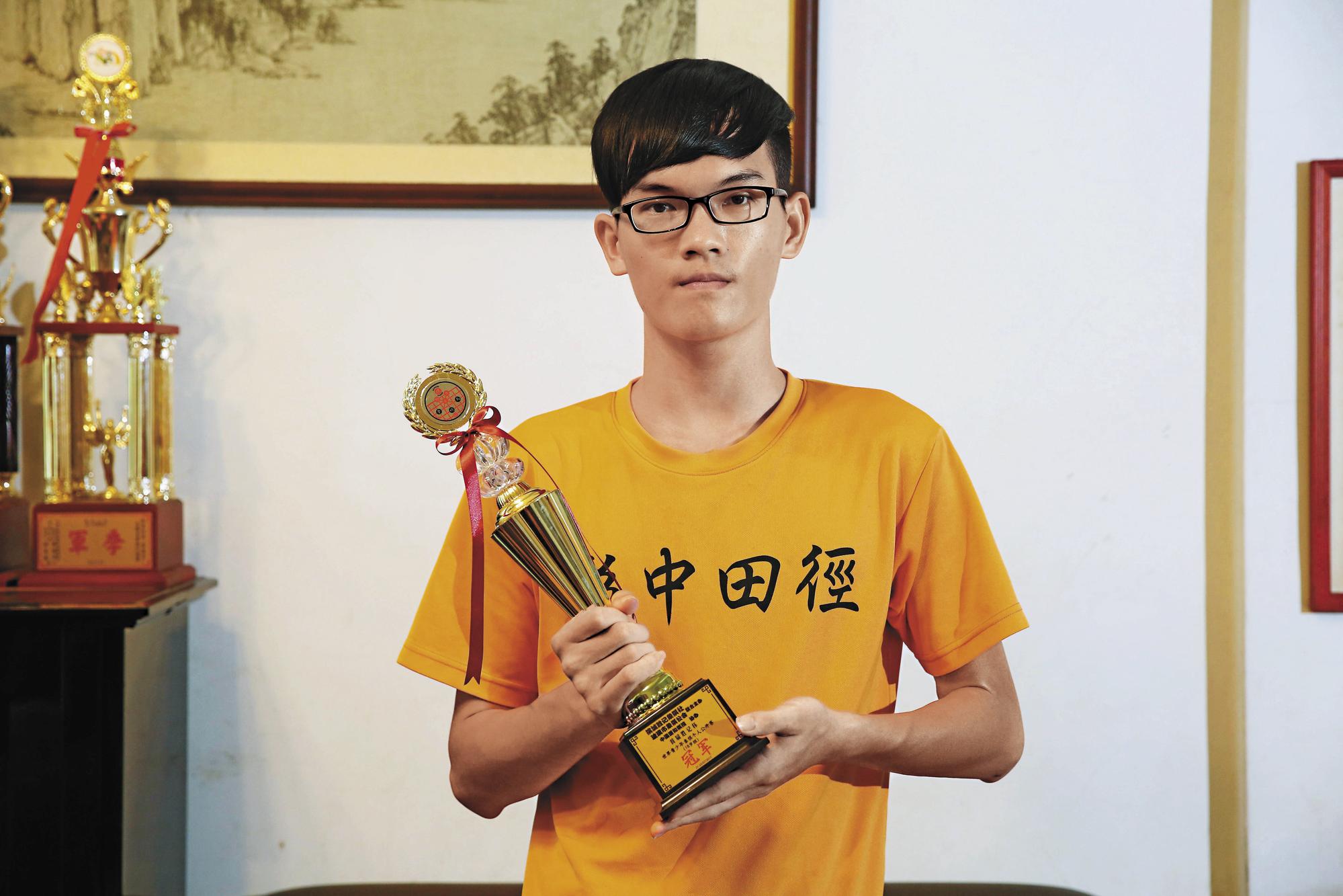 17歲的葛振衣從8歲開始學棋，今年擊敗多國好手得到世界冠軍，他的心中卻深藏遺憾。