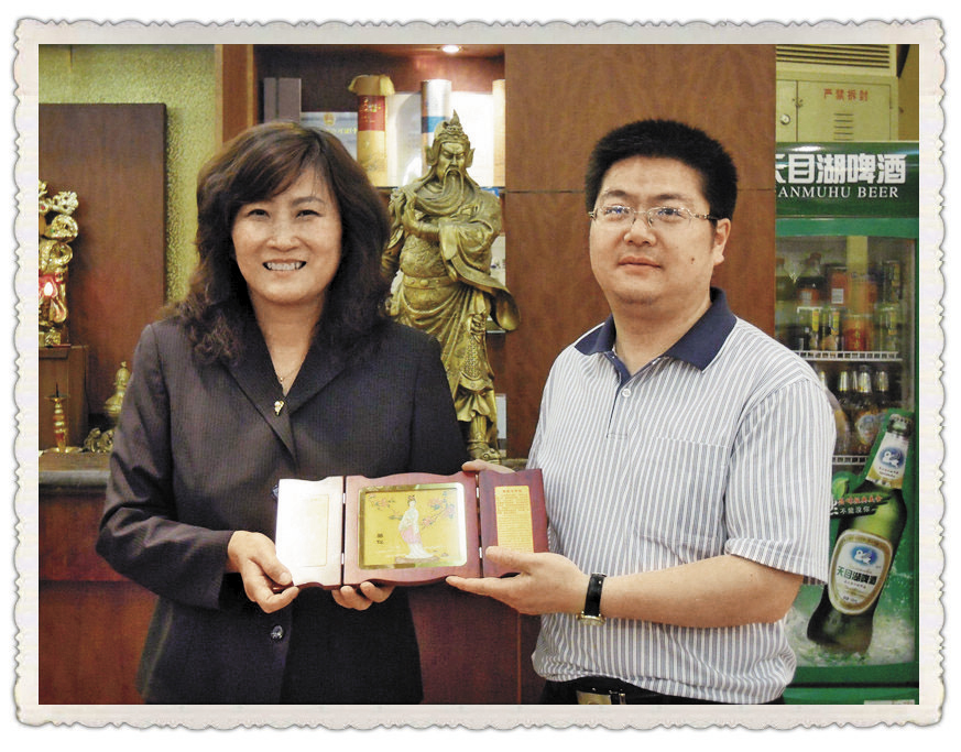 中華象協理事長薛嘉昀（左）遭爆將出賽推薦權當成女兒的升學工具，也讓中華象協被停權處分。（翻攝網路）