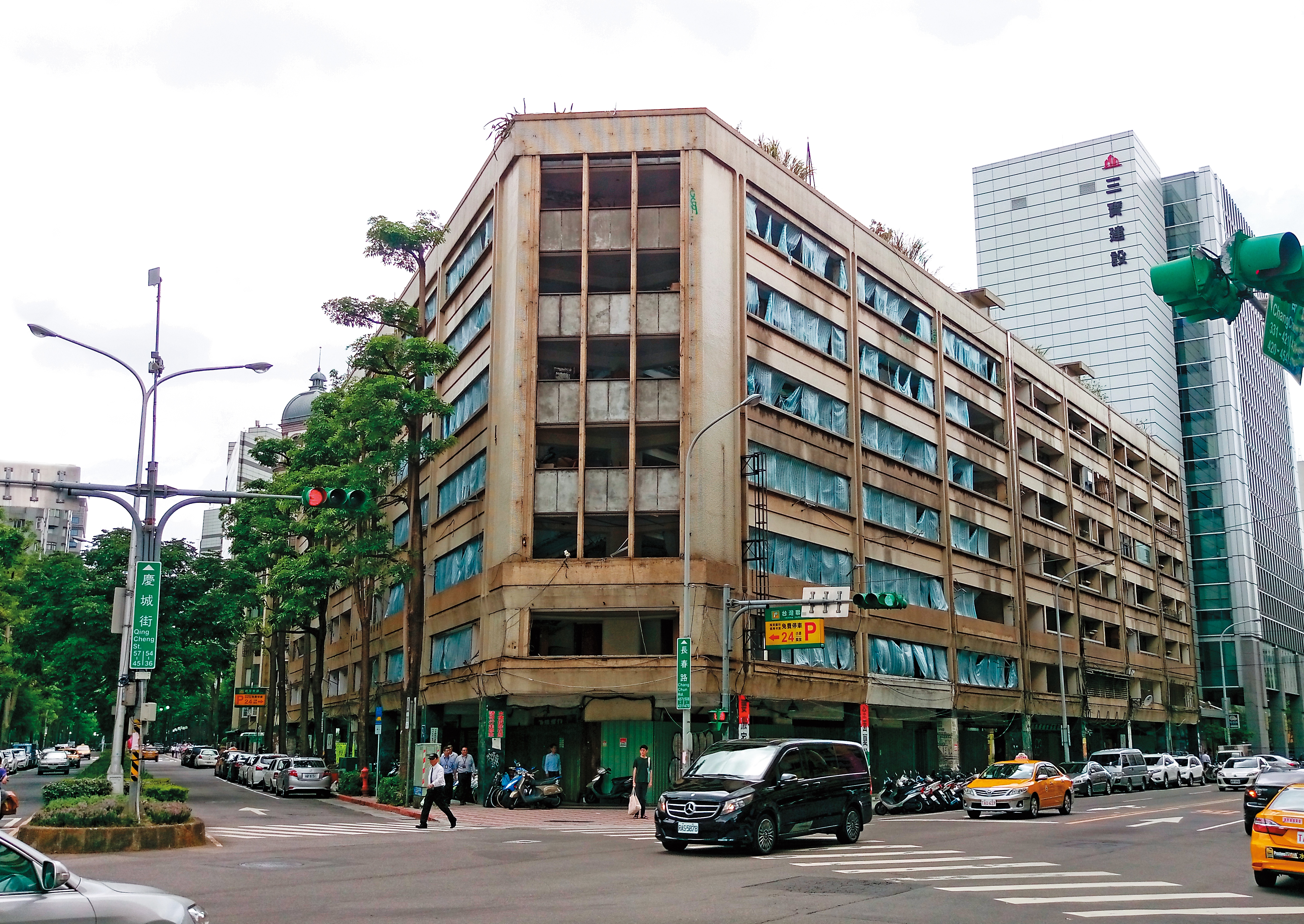 台北市長春路與慶城街口中泰花園廣場占地近1700坪,爆出產權及都更爭議。