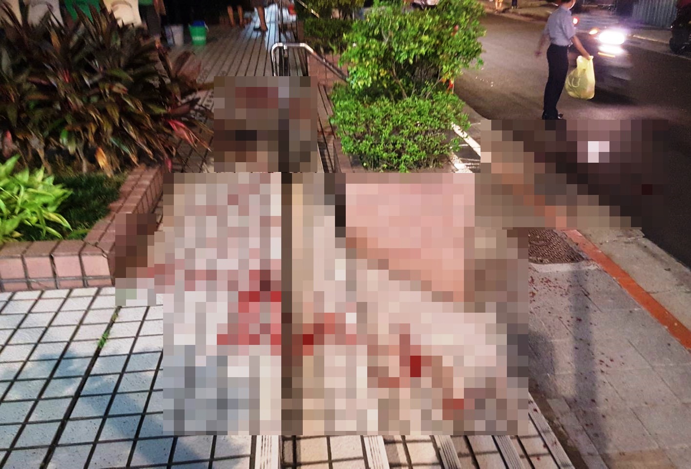 現場斷肢已撿起，仍留有大量血跡。