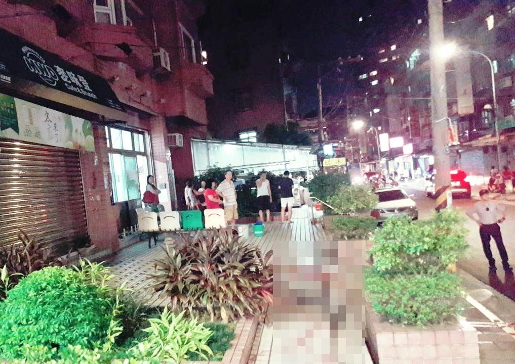 現場目擊民眾一陣驚慌，連忙報警處理。