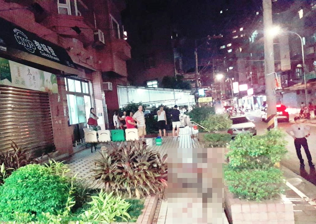 現場目擊民眾一陣驚慌，連忙報警處理。