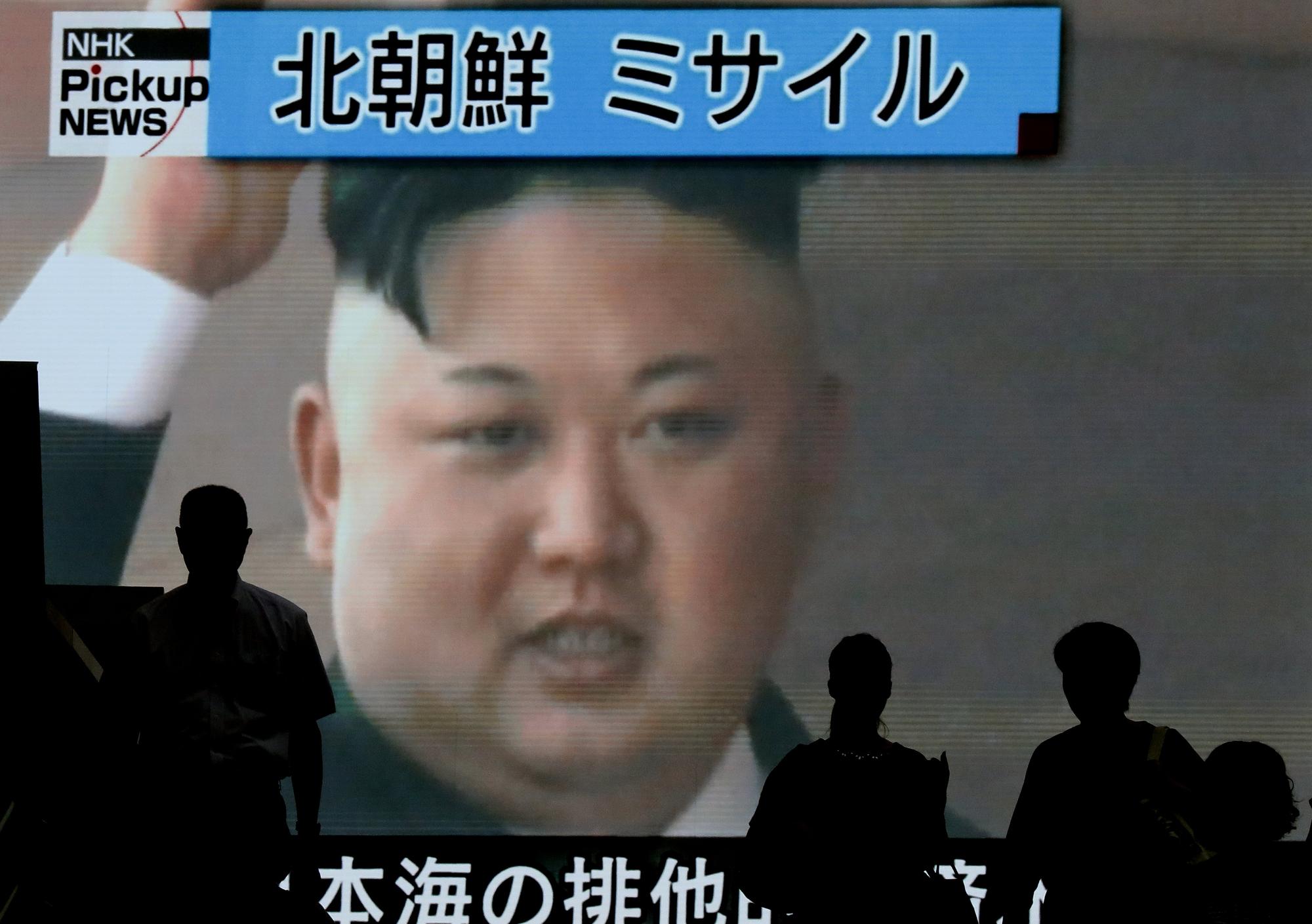 北韓這回讓飛彈飛越日本領空，原本頗為淡定的日本和南韓兩國，反應變得激烈。圖為上月東京民眾看著電視牆上有關北韓試射的消息。（東方IC）