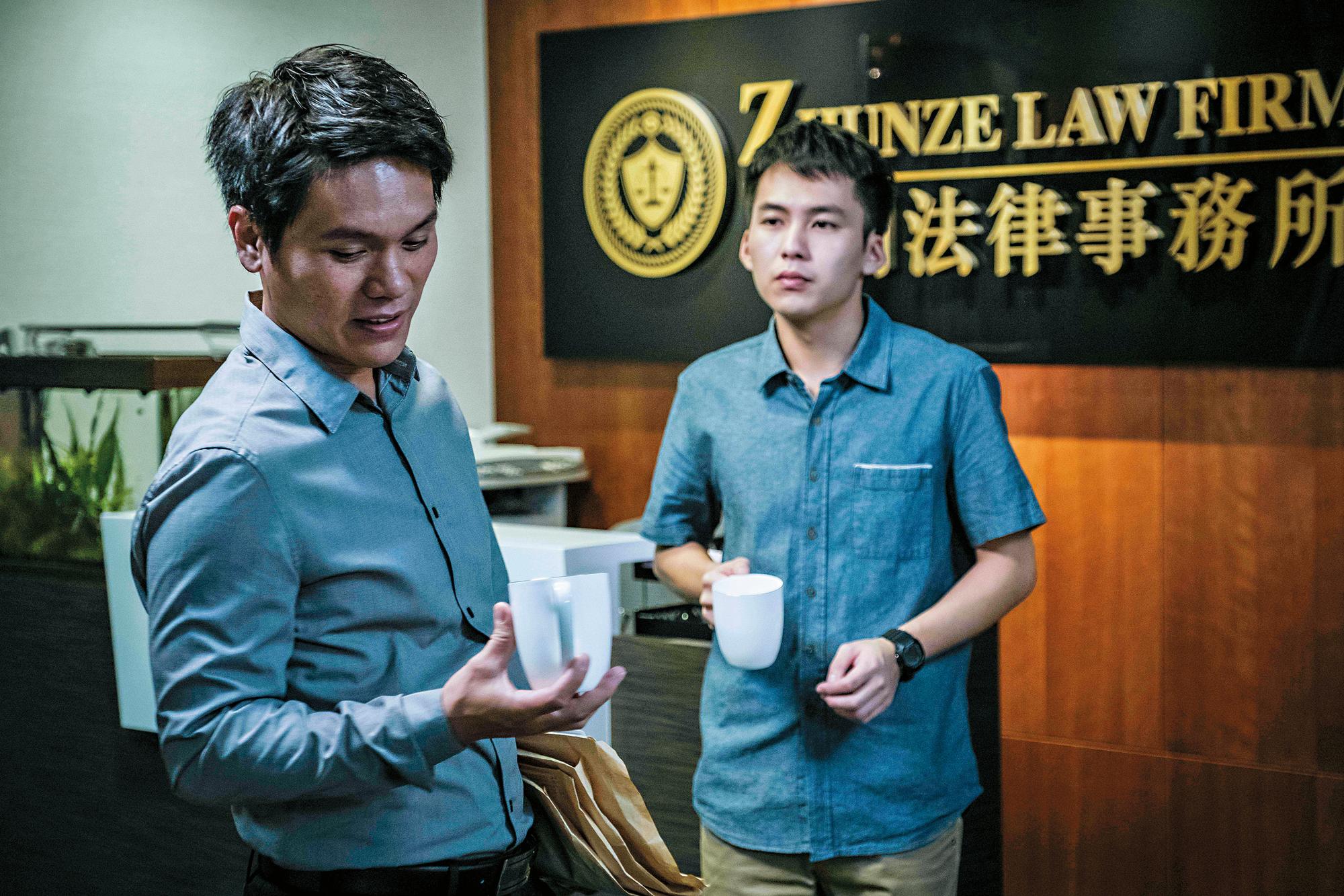 巫建和(右)從《爆炸1》演到《爆炸2》,在戲中飾演法律系學生。(公視提供)