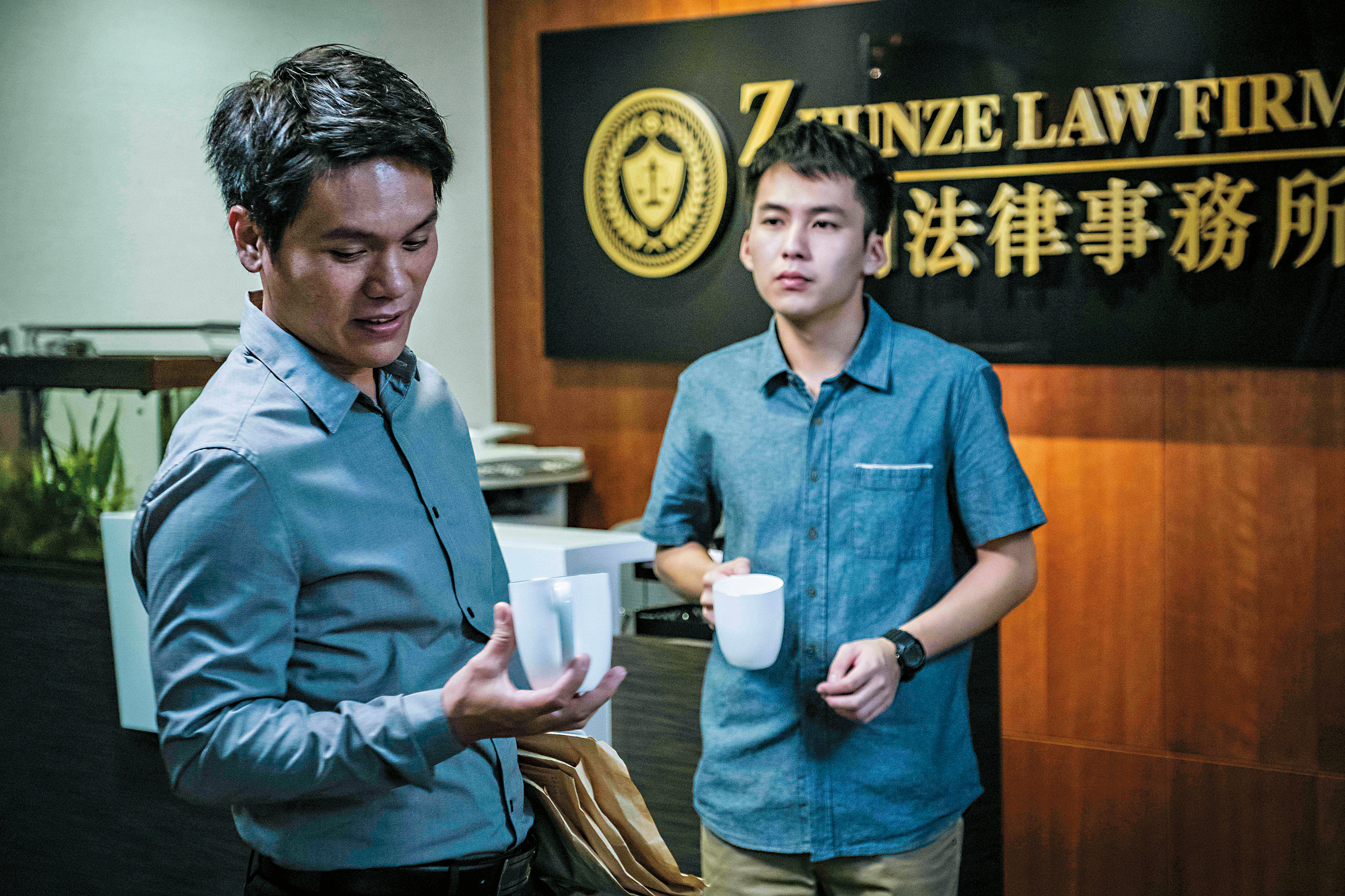 巫建和（右）從《爆炸1》演到《爆炸2》，在戲中飾演法律系學生。（公視提供）
