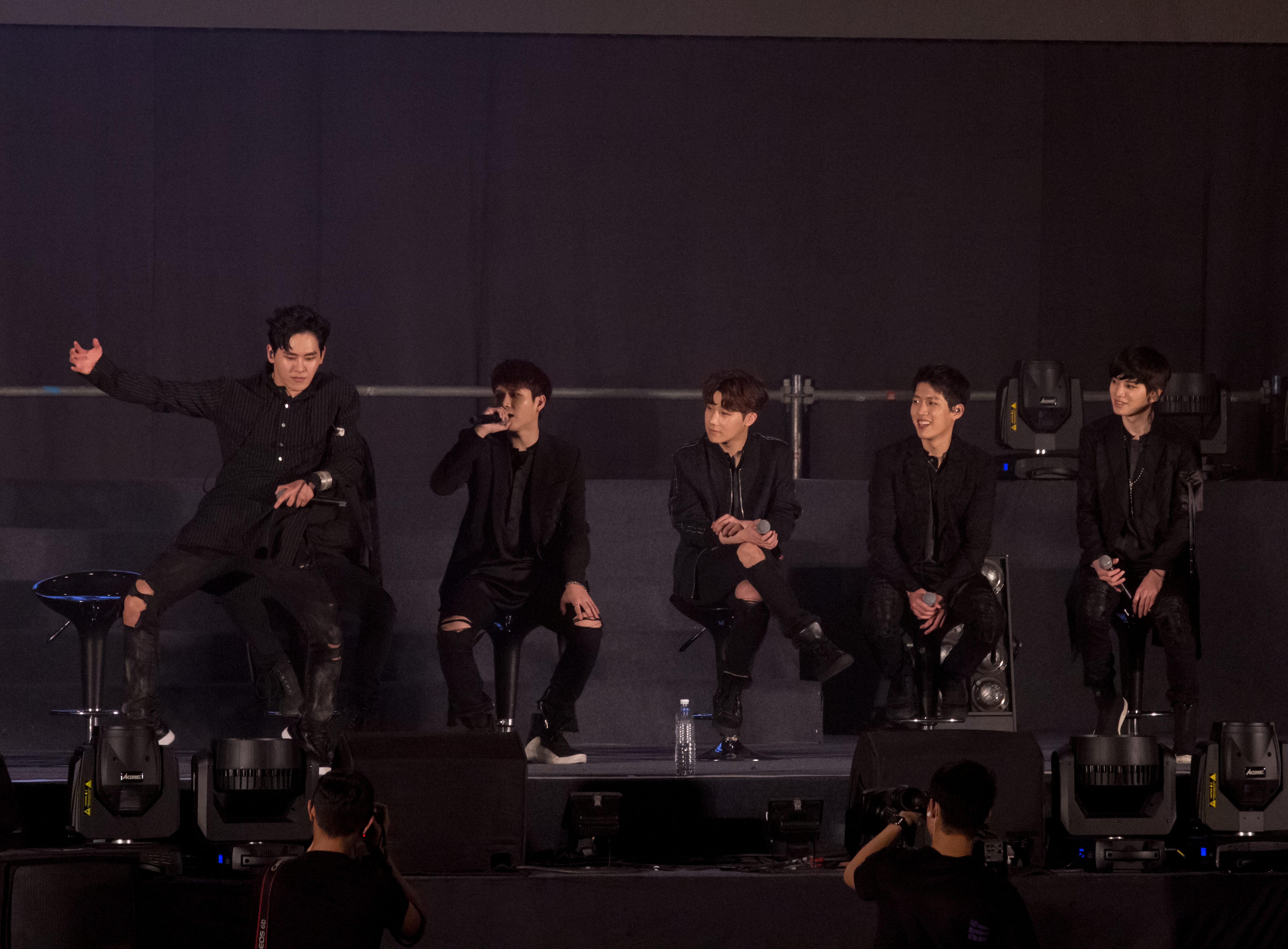 HOYA（左）確定不續約，INFINITE將以6人繼續活動。