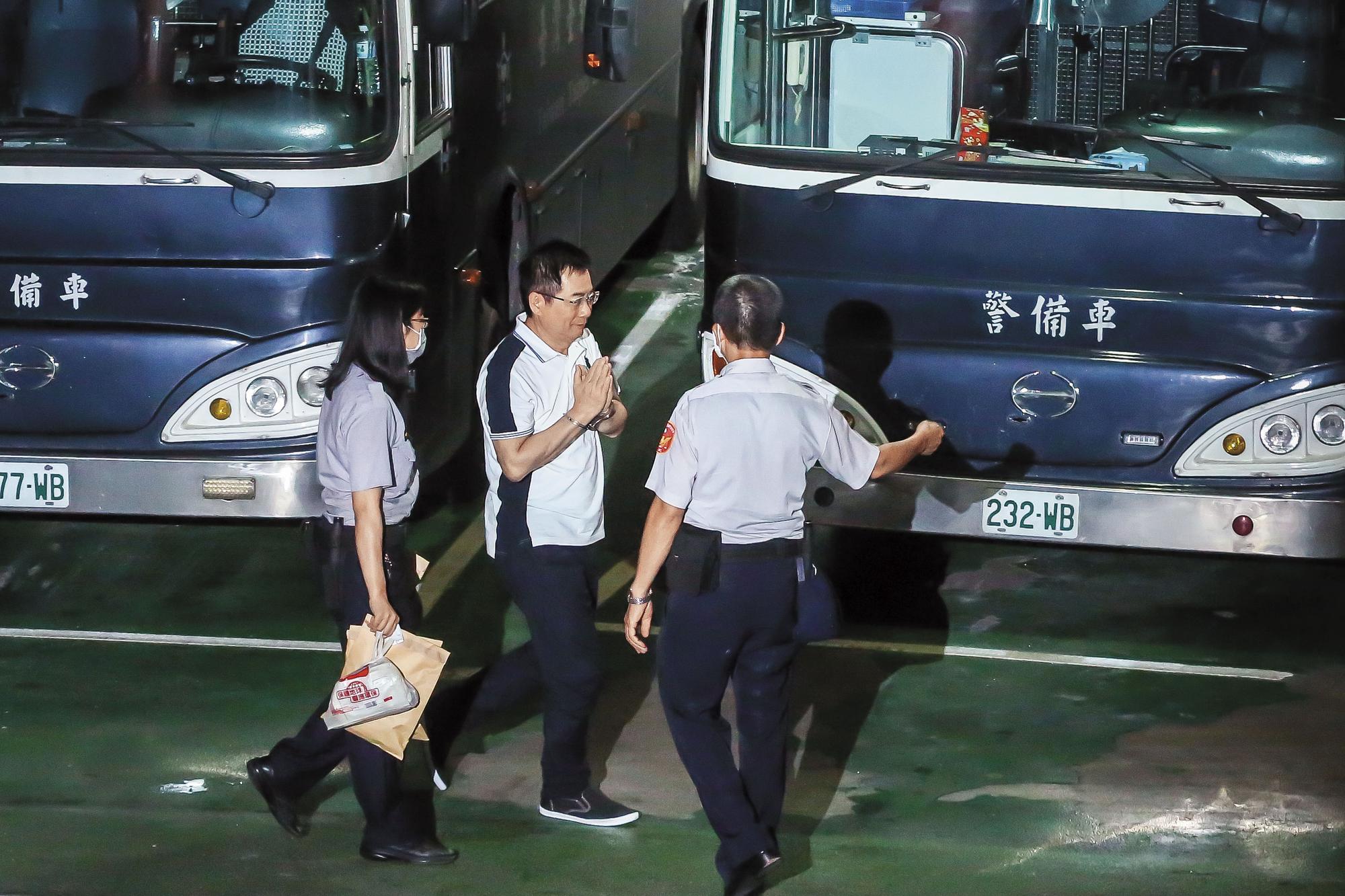 蔡正元因中影案遭收押，由他擔任董事長的基金會成了黨內棘手難題。