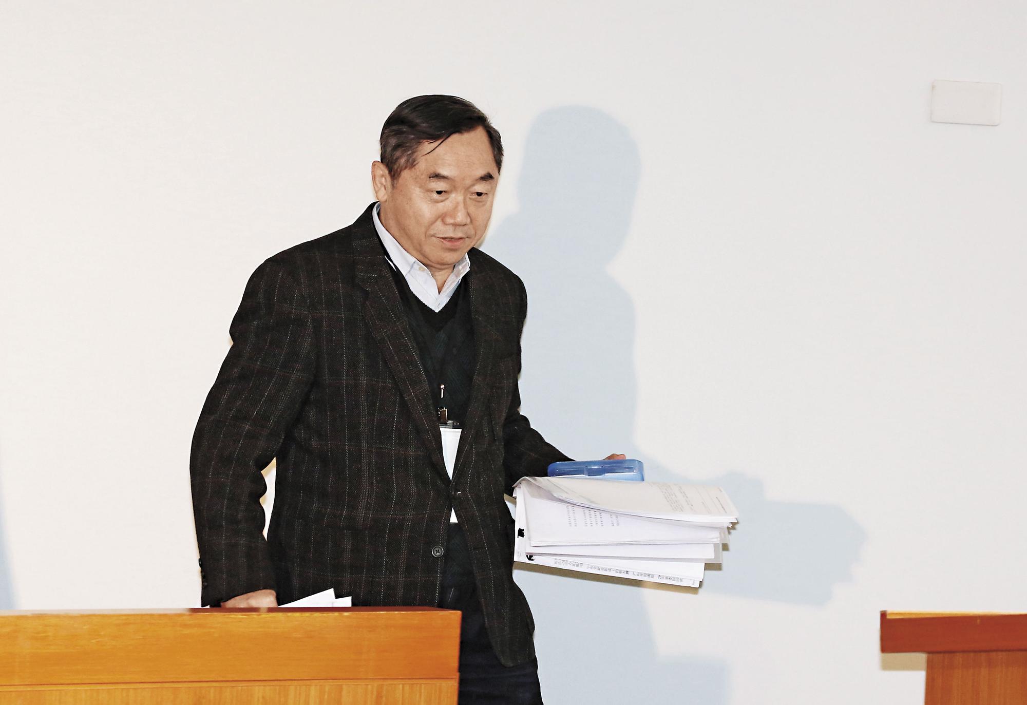 邱大展獲吳敦義留任續掌行管會，他撇清基金會不是國民黨能掌控的。