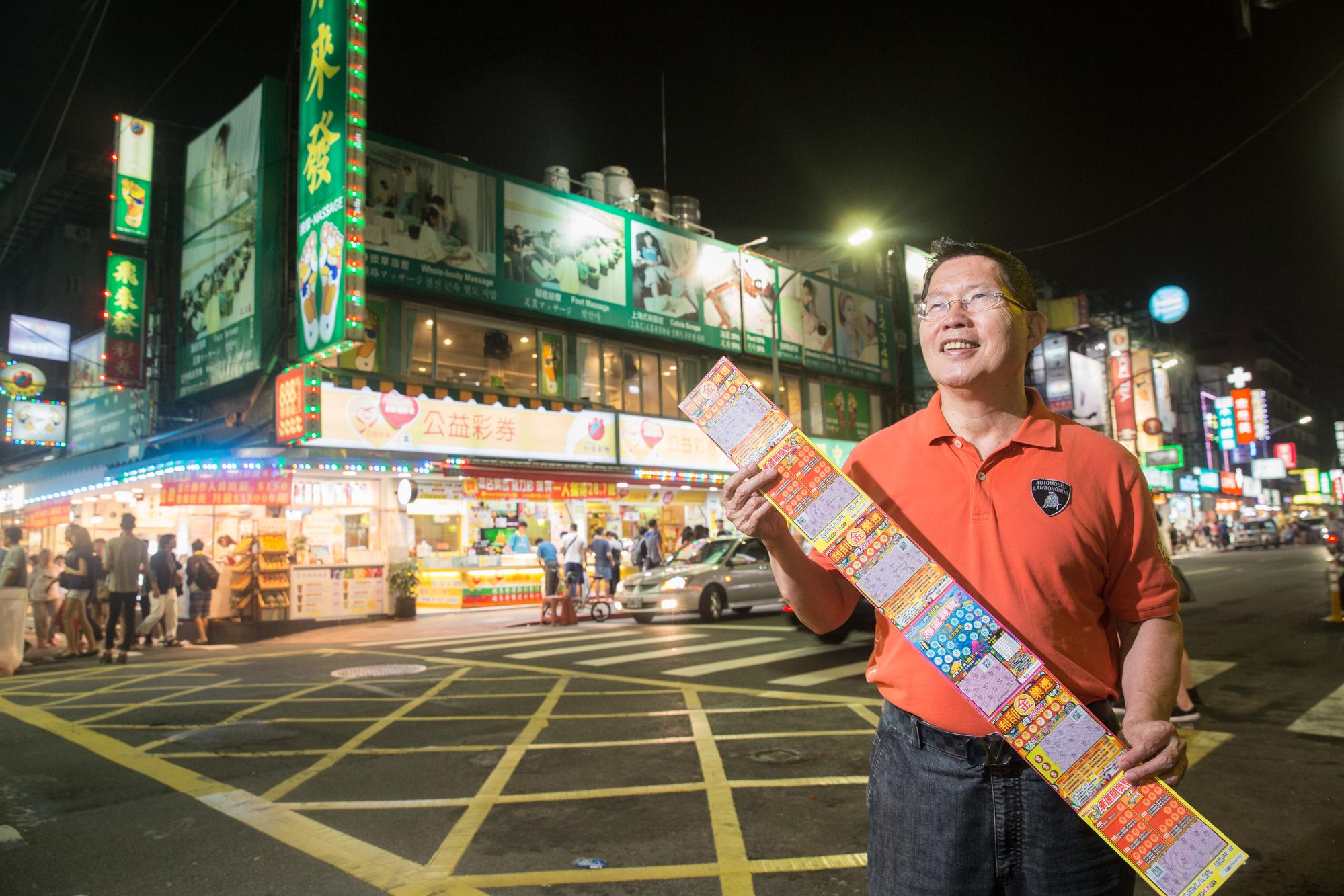黃有忠笑說只要他心情好，店裡就容易開出頭獎，簡言之，「心情好卡順啦！」