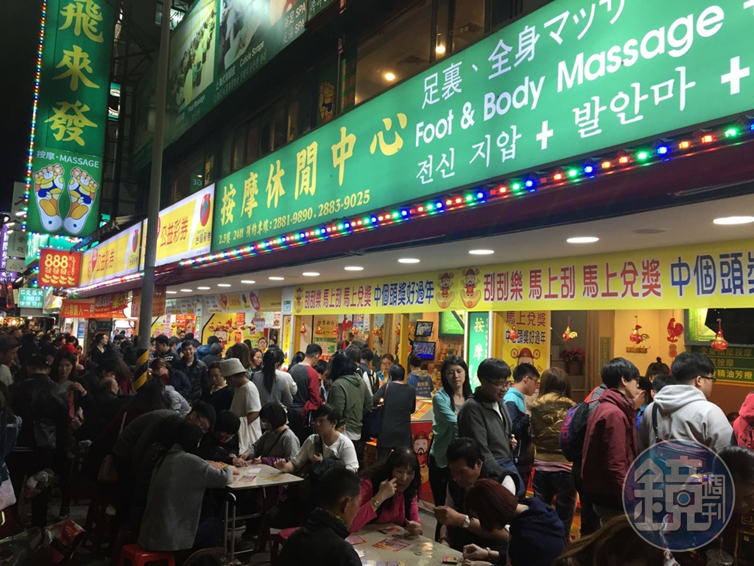 黃有忠回憶，早年人人都瘋愛國獎券，現在只有過年前兩個月是彩券行的旺季，有時一個晚上聚集600多人同時刮刮刮樂。（黃有忠提供）