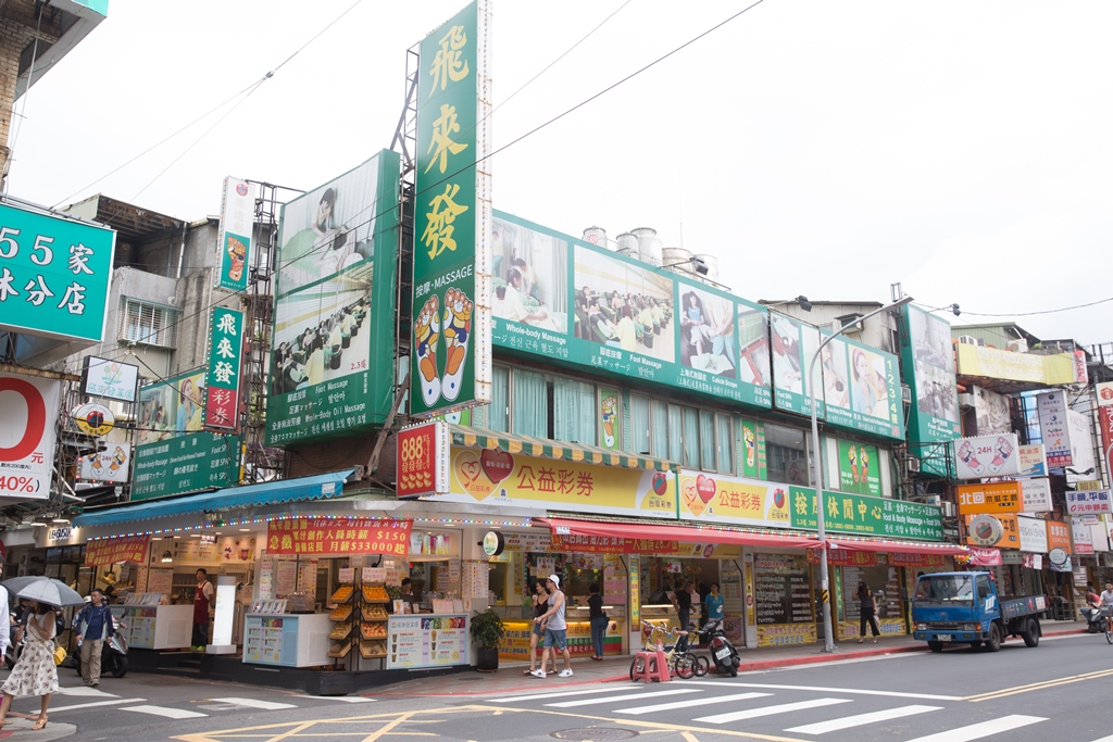 目前,士林飛來發彩券行的複合式店面只保留彩券、果汁與按摩養生館的生意。