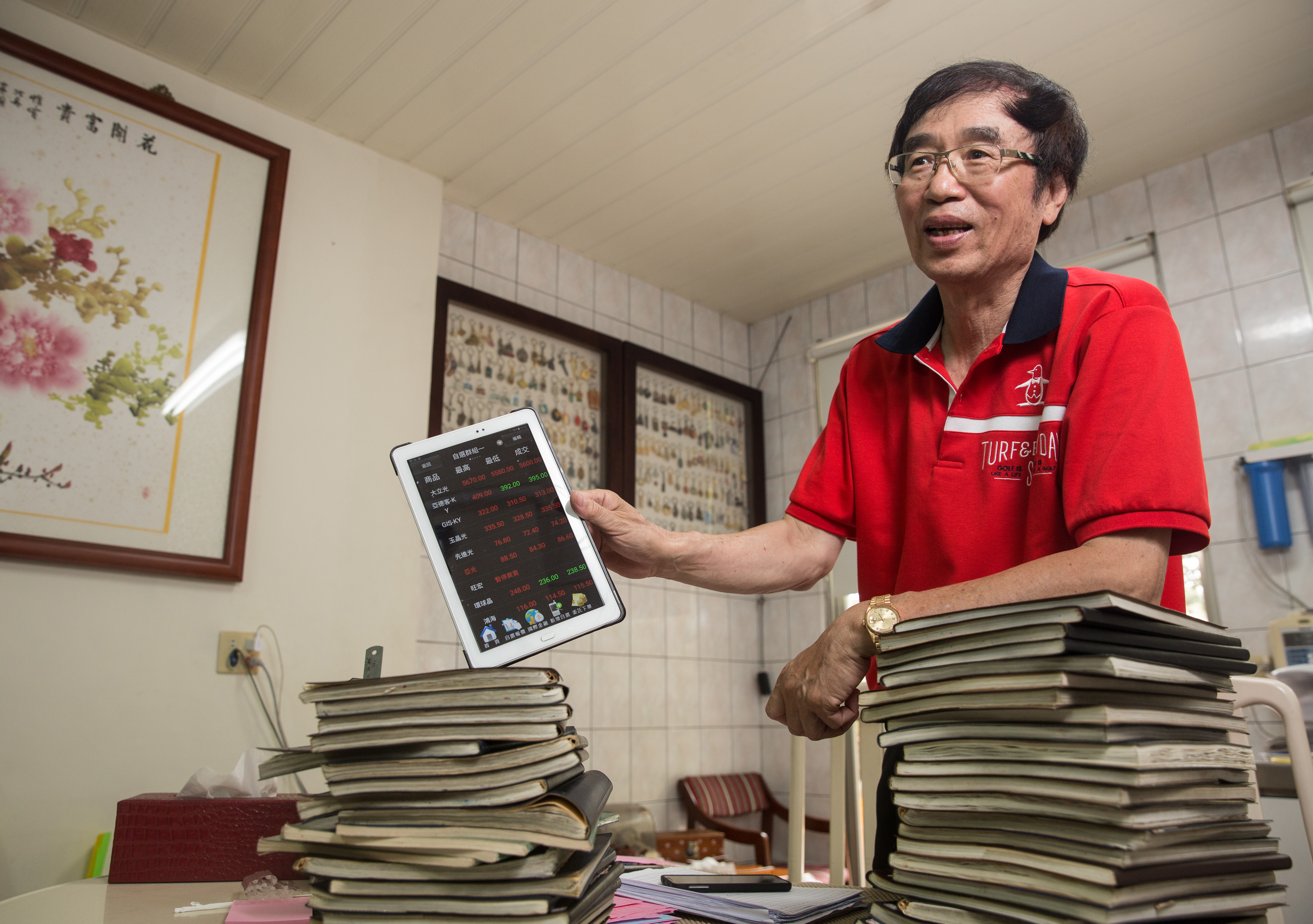 蘇松泙透過抄股價發現強勢股，他說，因為昨日的股價是今天股價的墊腳石，一家公司的股票發動漲勢時，股價會出現前兆。