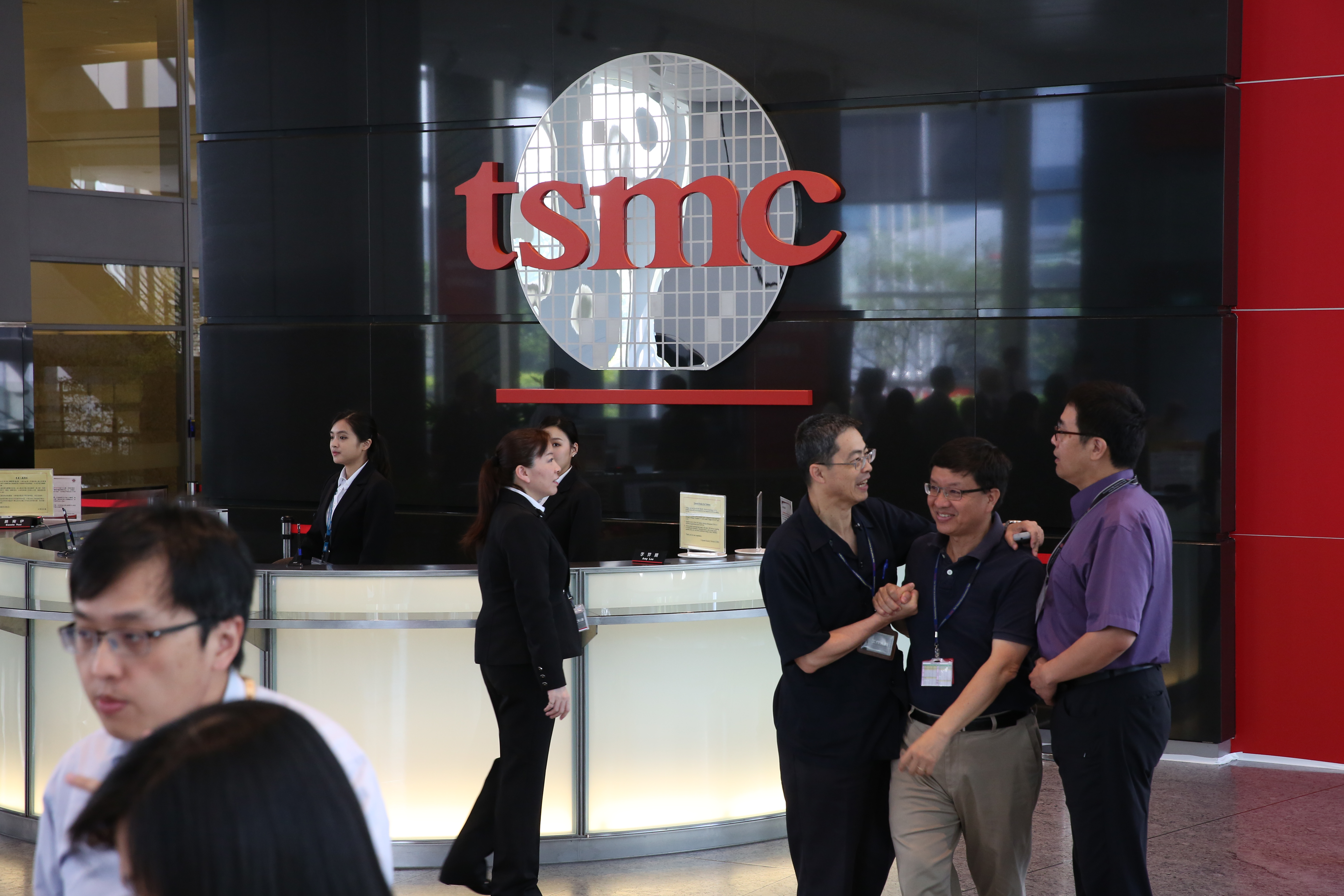 蘇松泙每年都參與台積電、鴻海、台塑等績優股的除權息，且沒有賠過錢。