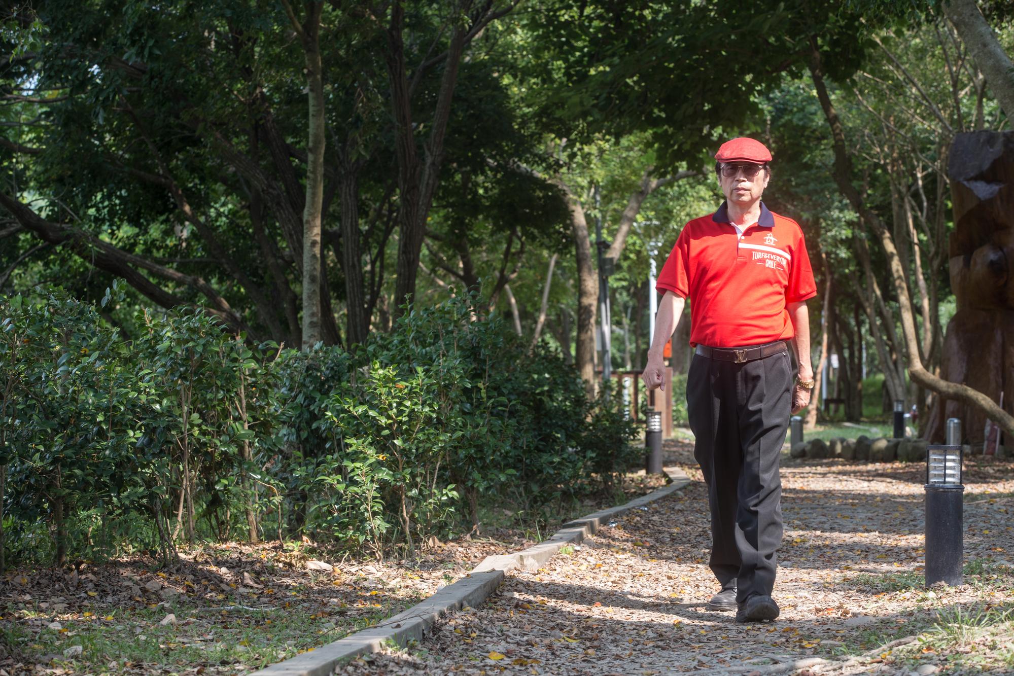 即使下午時間在公園健行,蘇松泙也善於利用獨處時間,在腦海裡不斷演練著股票交易。