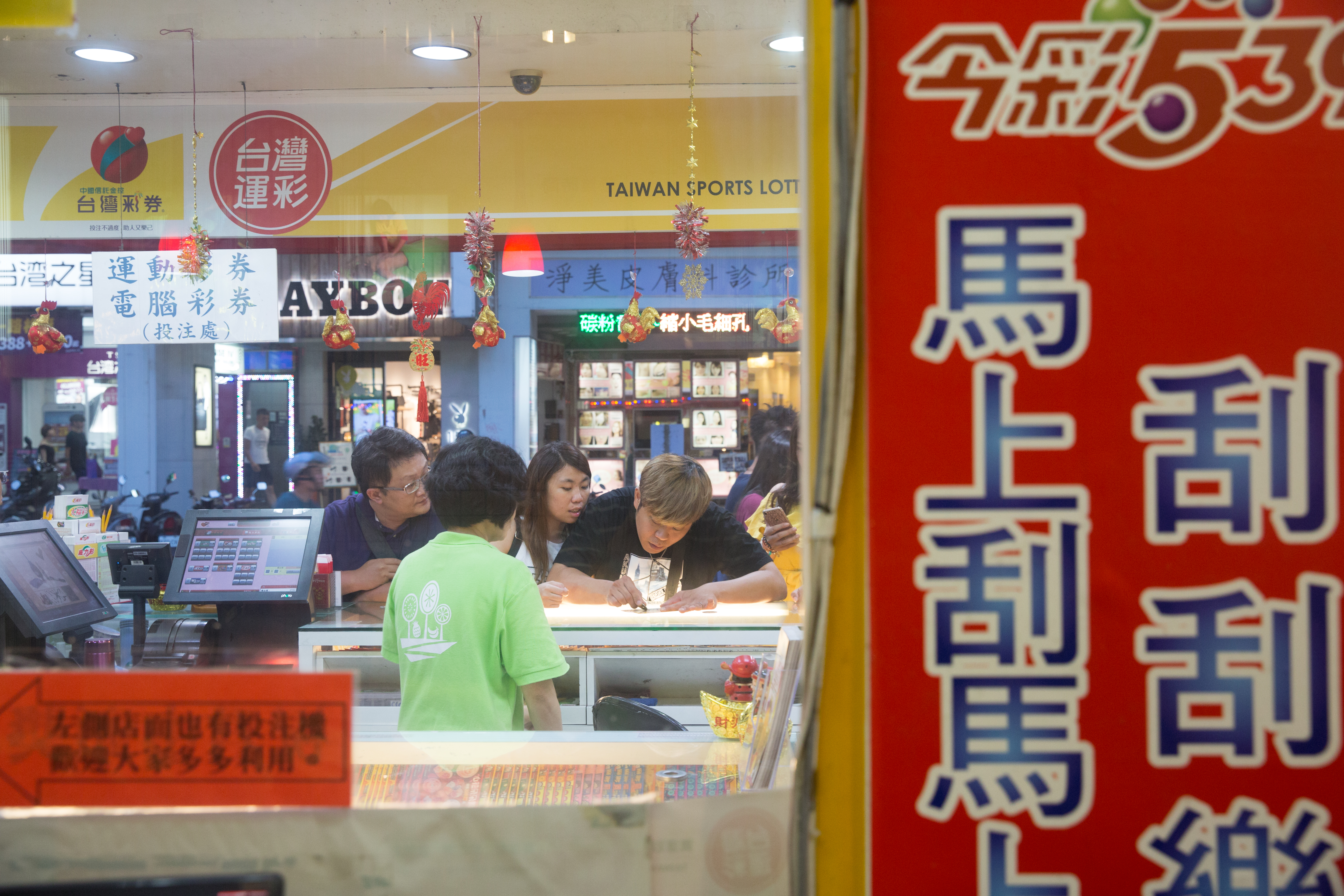 上週威力彩連槓26期,頭獎上看12.5億元,再度引沸國內彩券買氣。