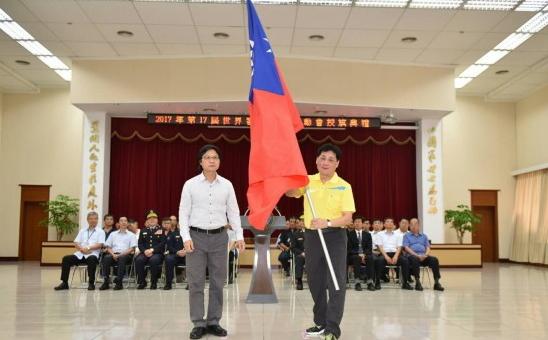 內政部長葉俊榮（左）在選手出發赴美前，親自授旗給代表團團長、警政委員陳檡文。