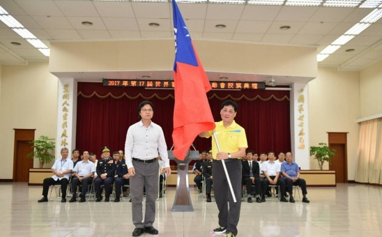 內政部長葉俊榮（左）在選手出發赴美前，親自授旗給代表團團長、警政委員陳檡文。