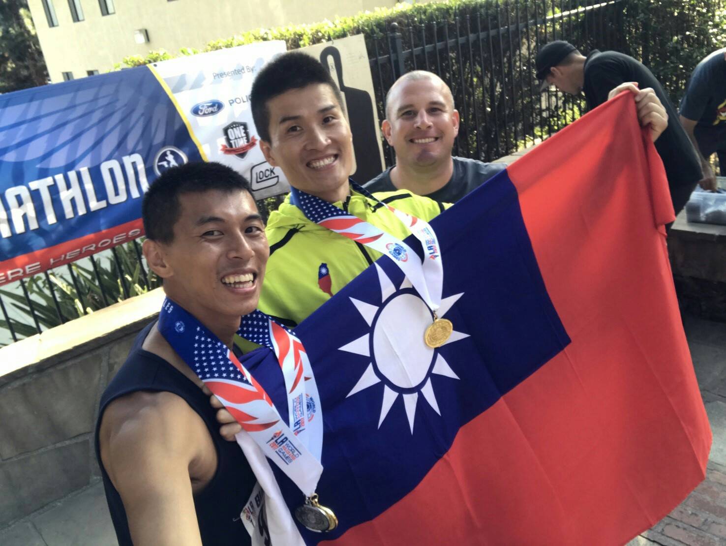 台灣射擊隊成員做了不少國民外交，與國外參賽者合影。