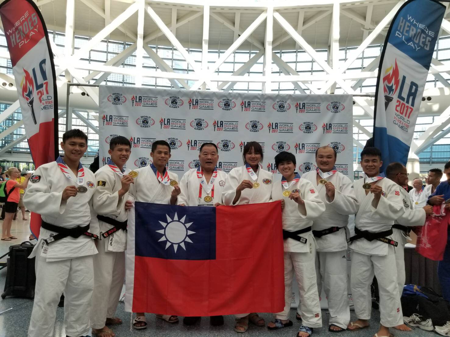台灣柔道代表隊上台領獎。