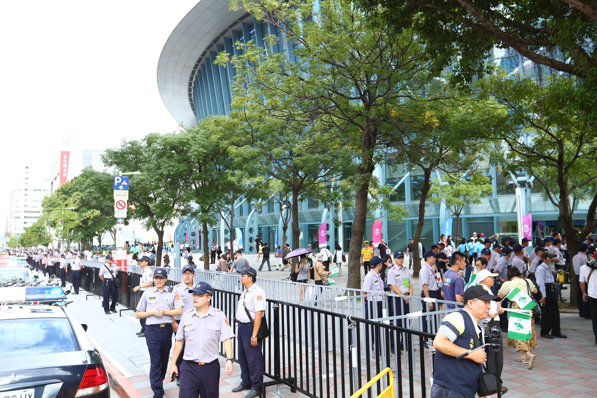 警方已在世大運閉幕式週邊道路封路警戒。