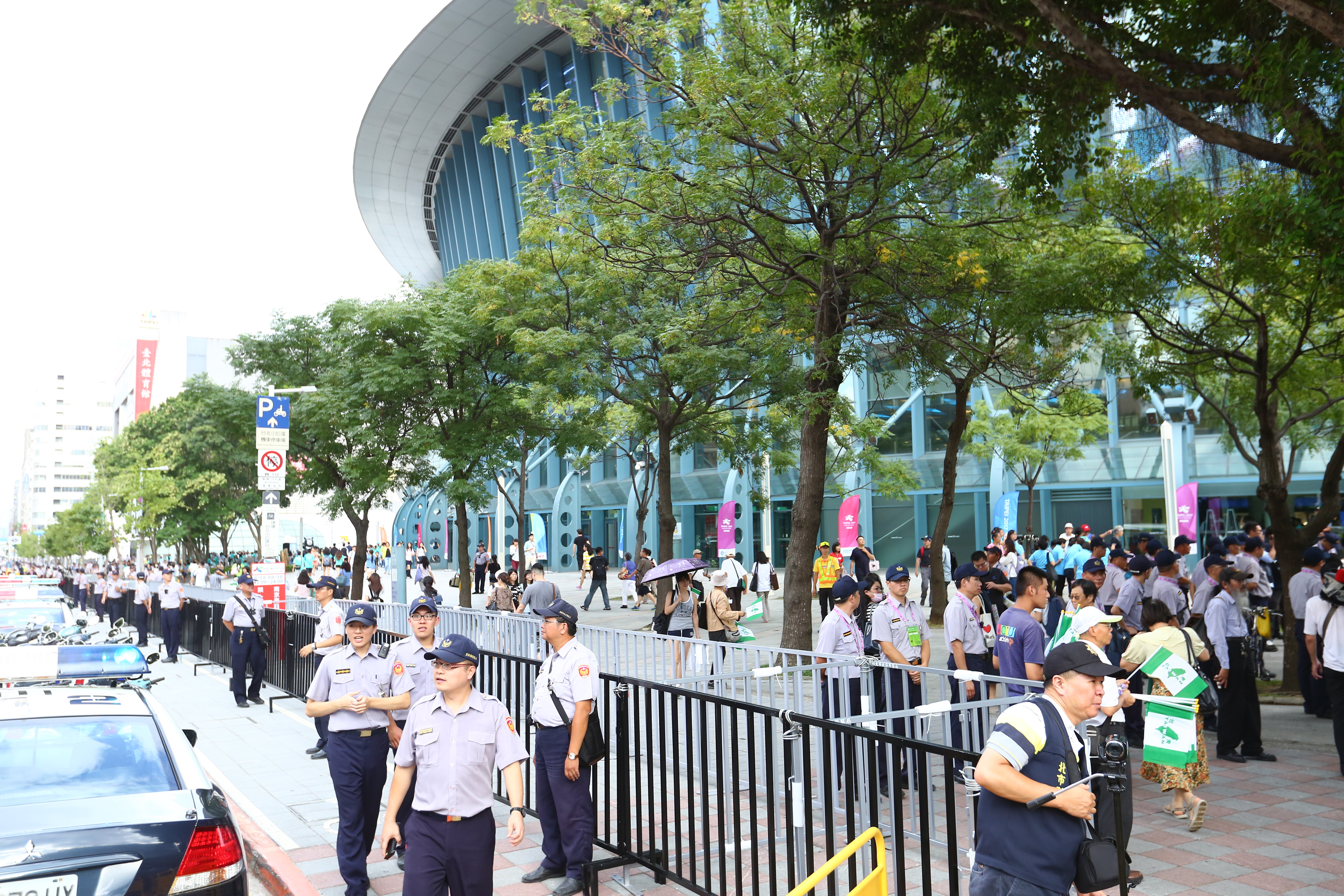警方已在世大運閉幕式週邊道路封路警戒。