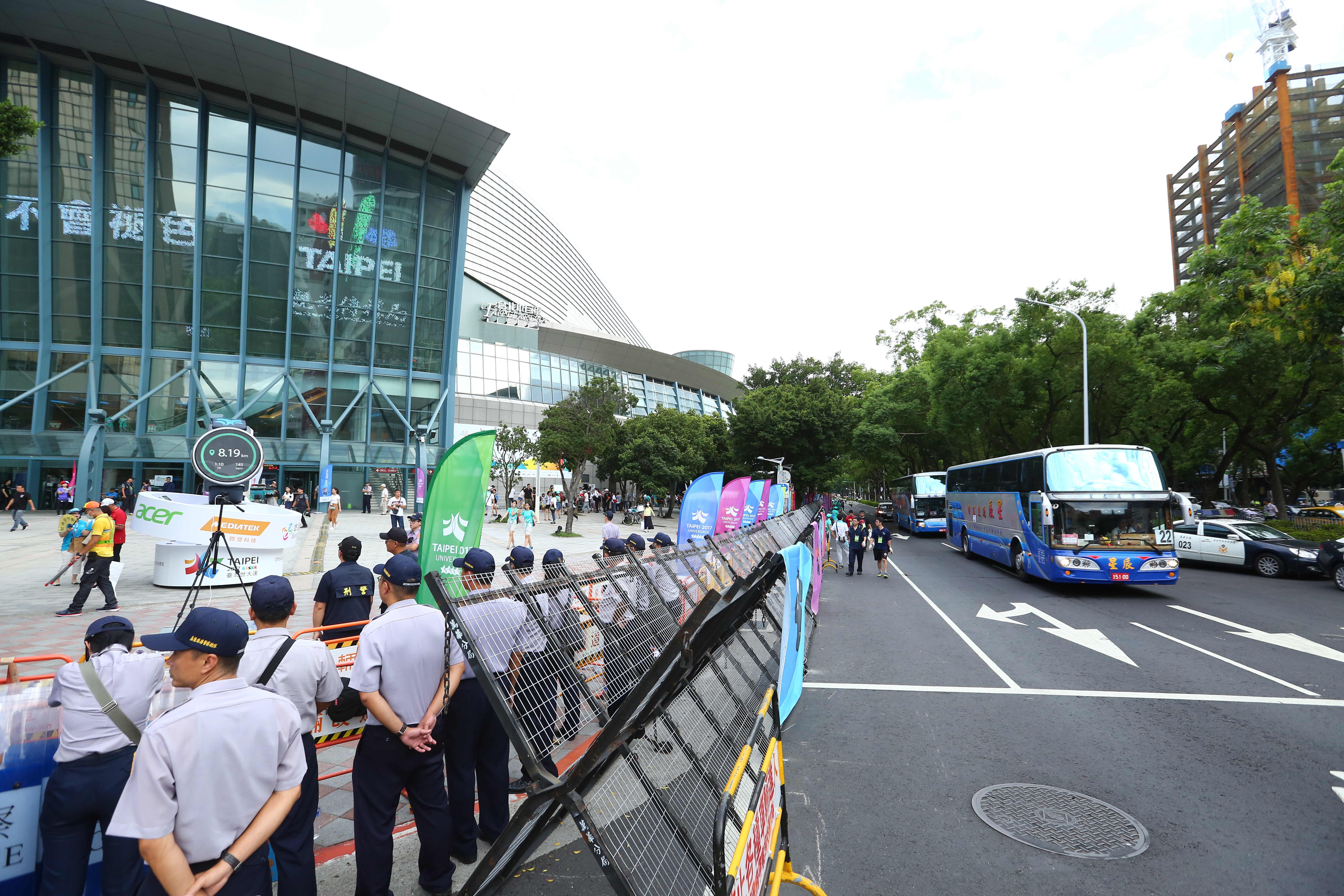 警方下午3時就已部署圍籬，嚴密控管出入。