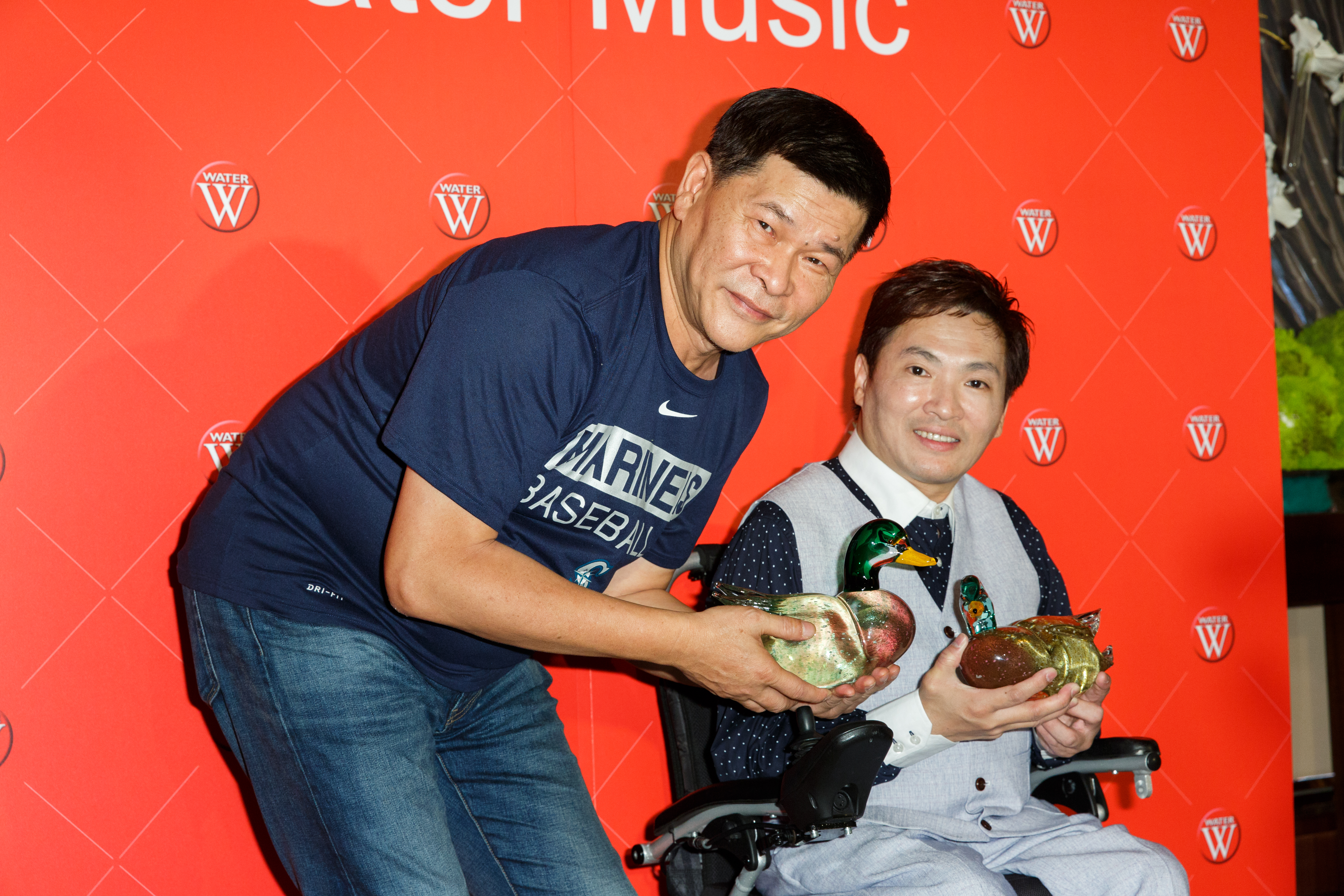 澎恰恰為蔡義德發新專輯站台，互贈鴨子造型琉璃。