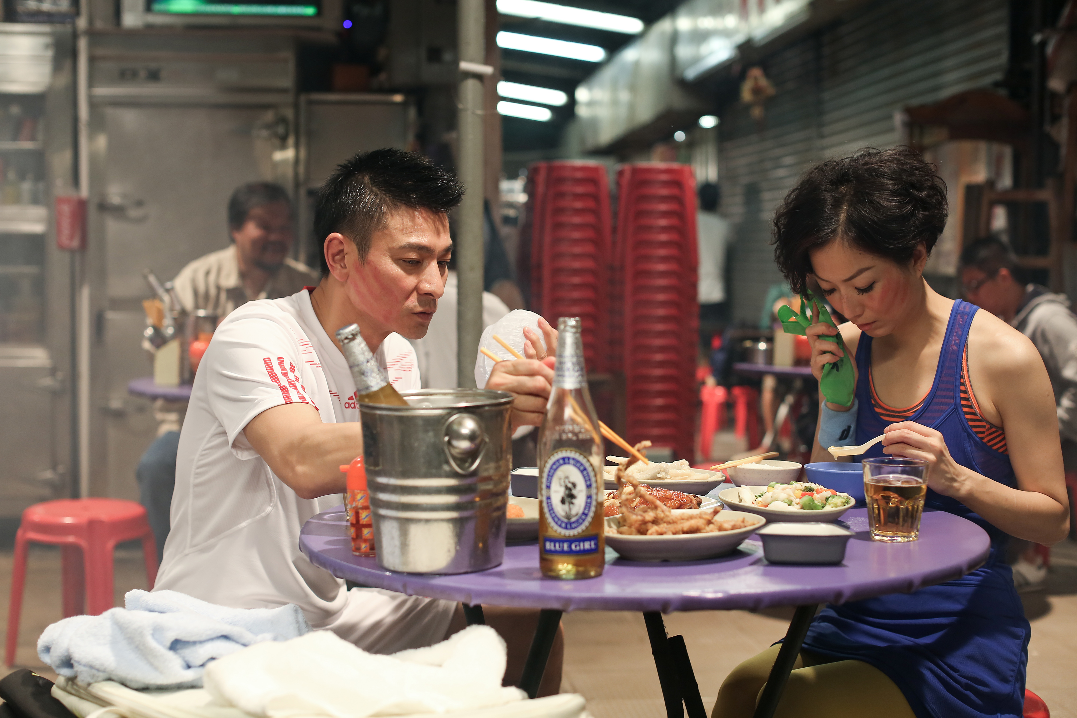 電影《盲探》中，劉德華和鄭秀文在大排檔對飲啤酒。（華映娛樂提供）