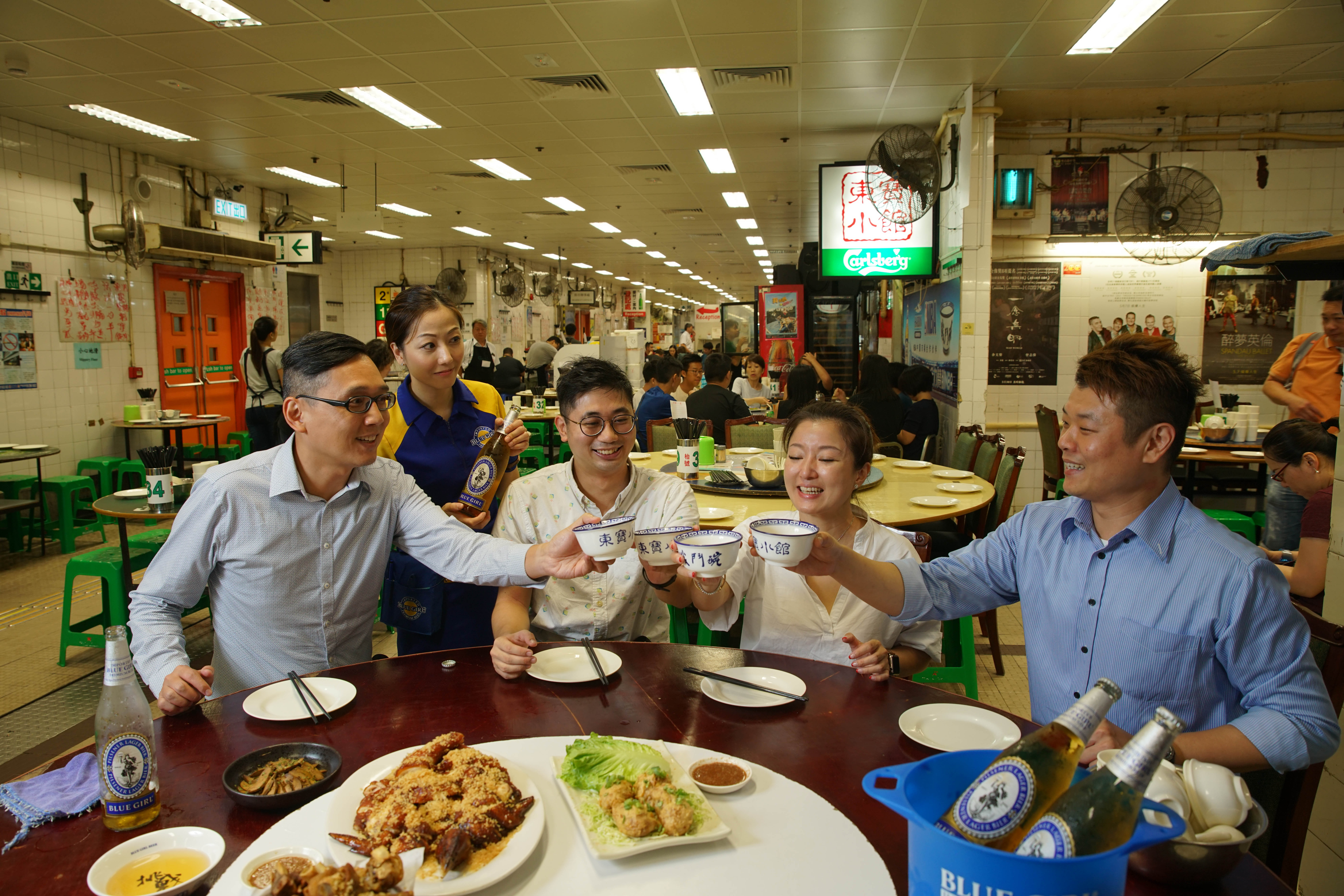 「東寶小館」位在北角熟食中心2樓，走廊擺滿餐桌。