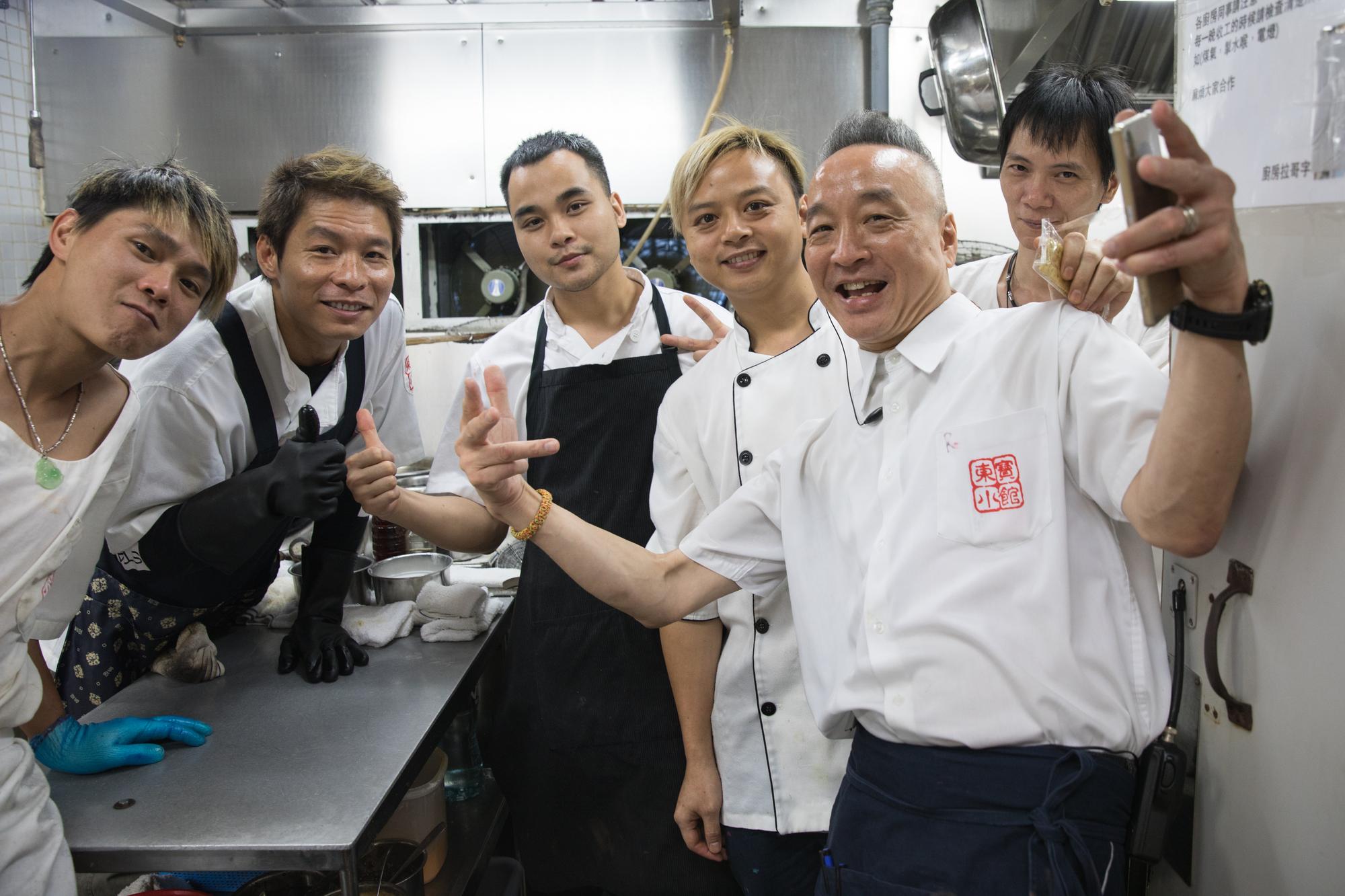 露比哥(右一)是「東寶小館」的靈魂人物。