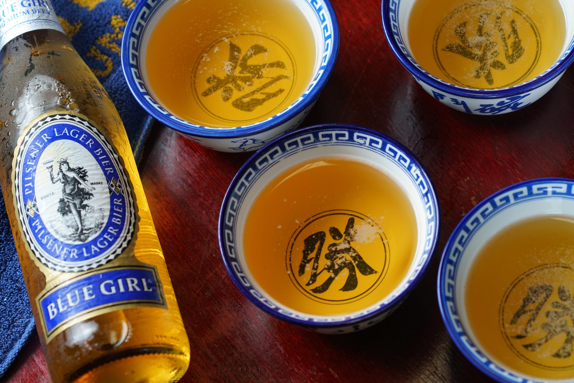 戰鬥碗大口喝啤酒,是香港獨特的啤酒文化。