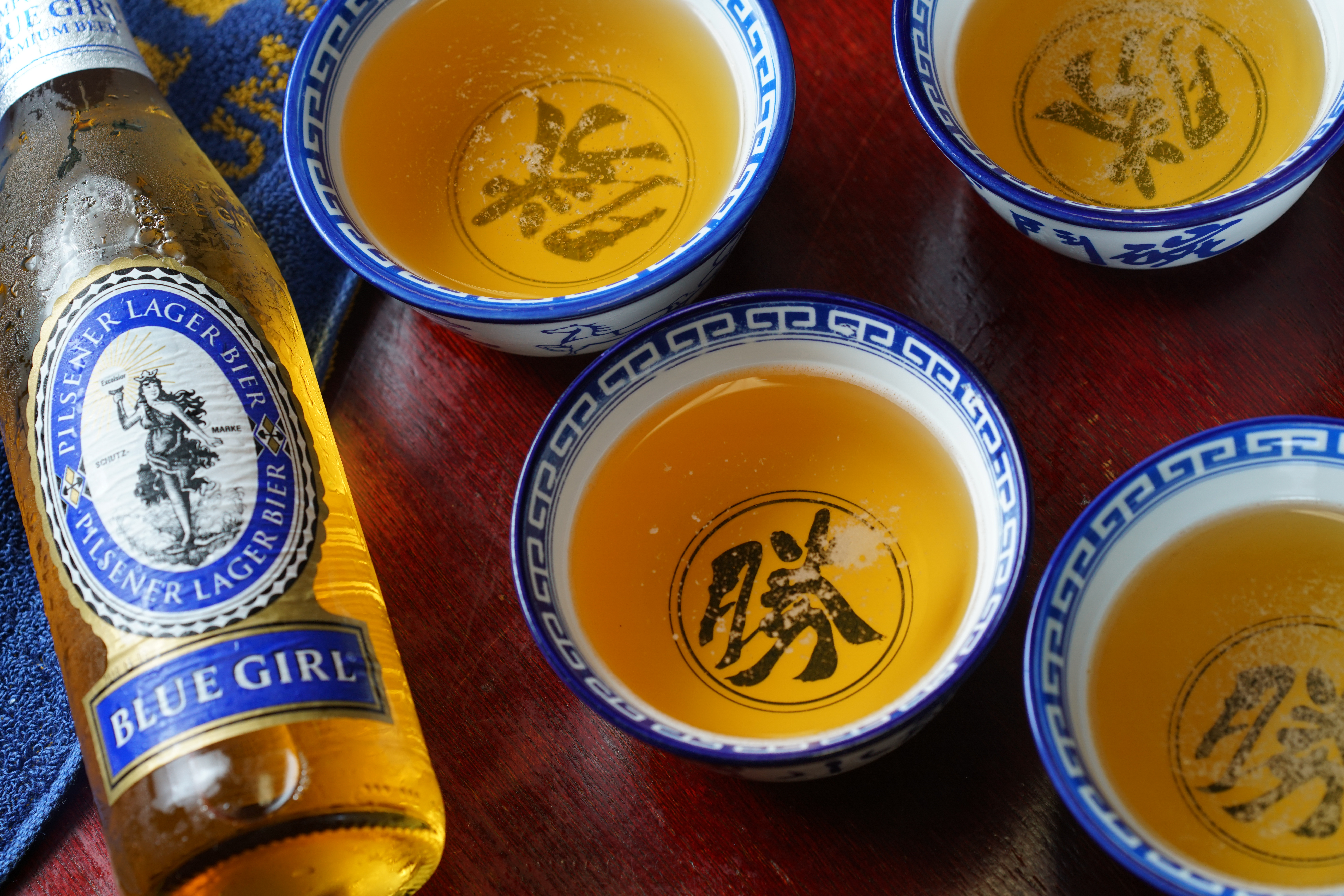 戰鬥碗大口喝啤酒，是香港獨特的啤酒文化。