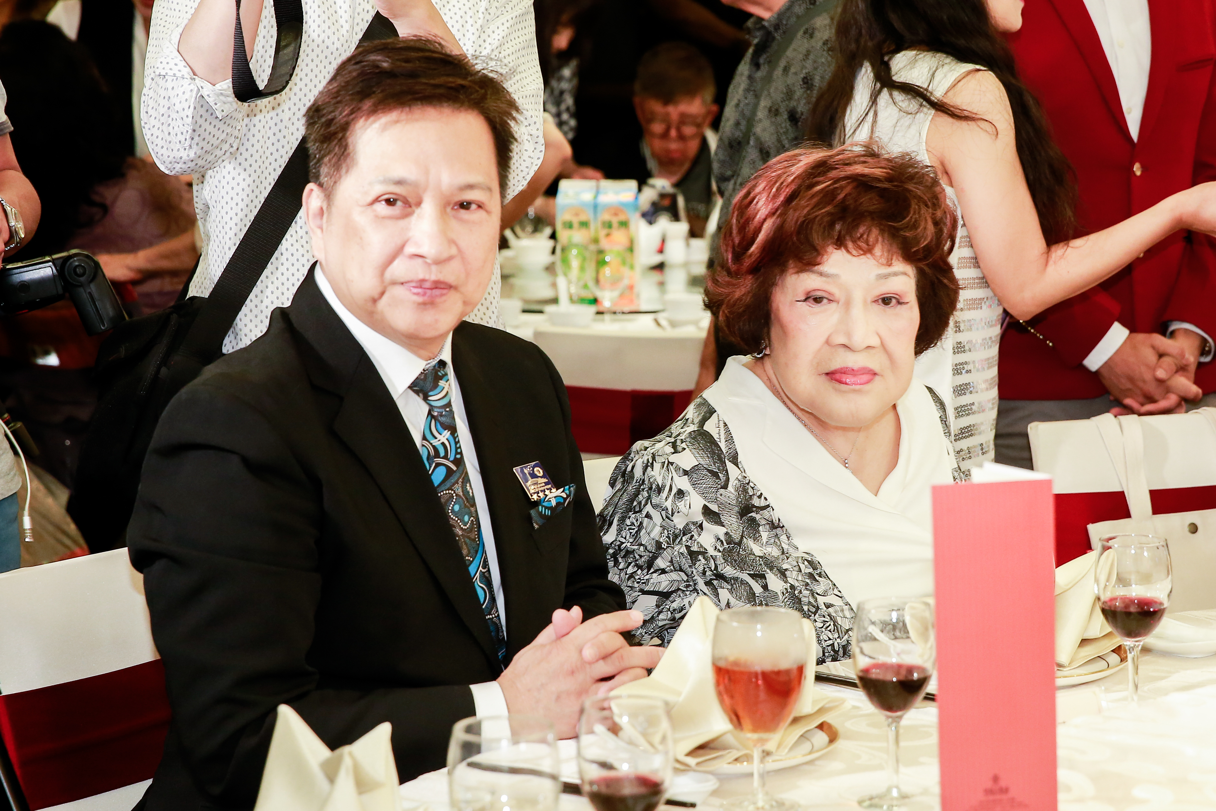 周遊（右）和李朝永（左）結婚近40年，30日卻驚爆離婚消息。