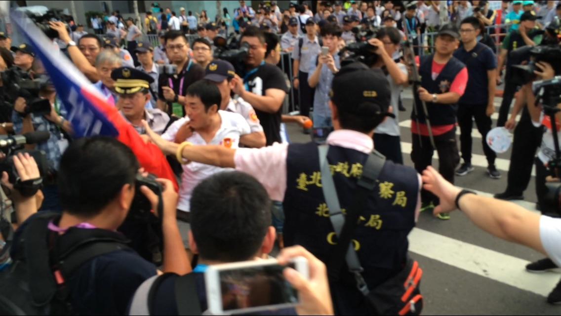 警方逮捕國旗男。