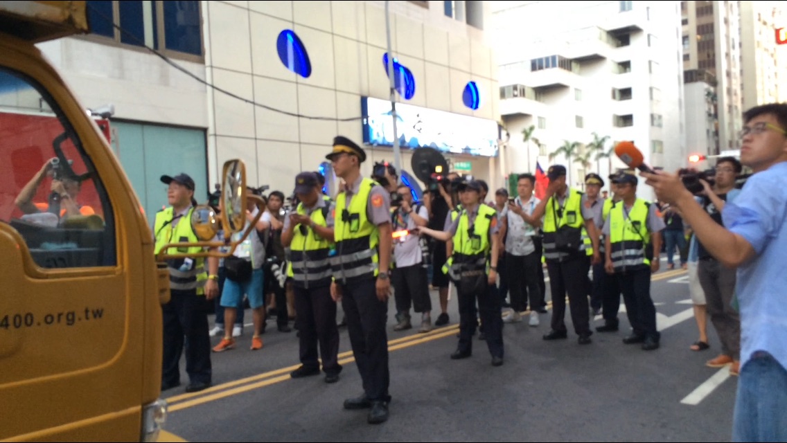 警方勸導陳抗團體。