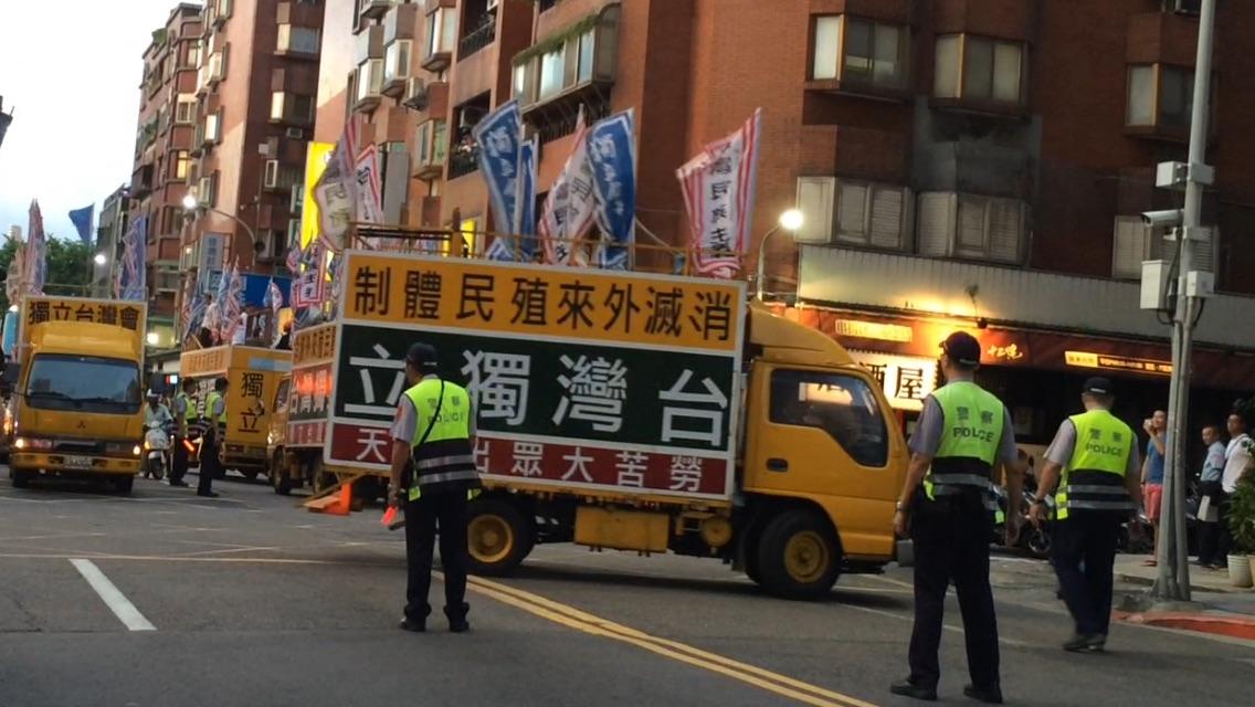 不少團體下午起就在世大運閉幕場外伺機而動。