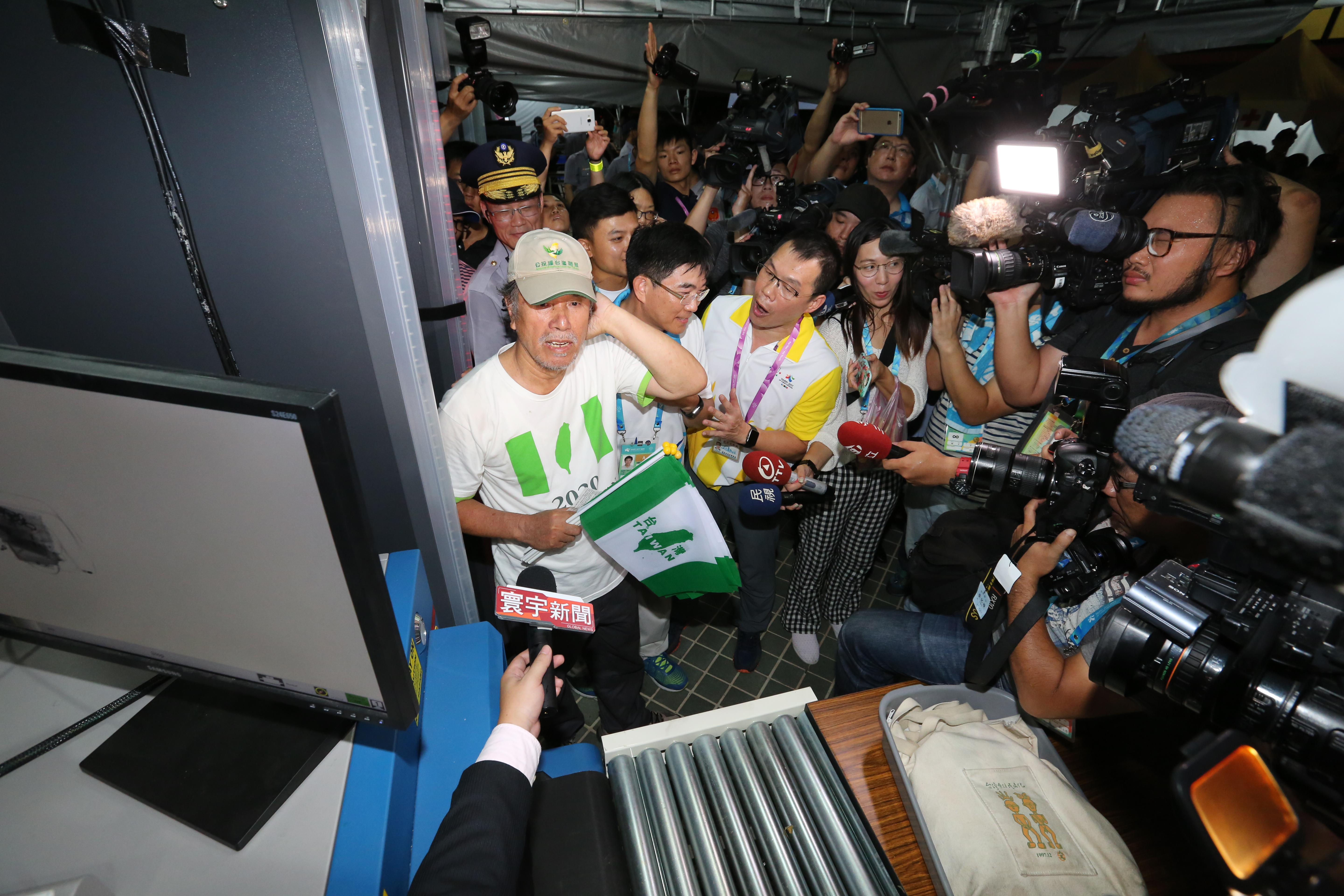 蔡丁貴進場遭阻。