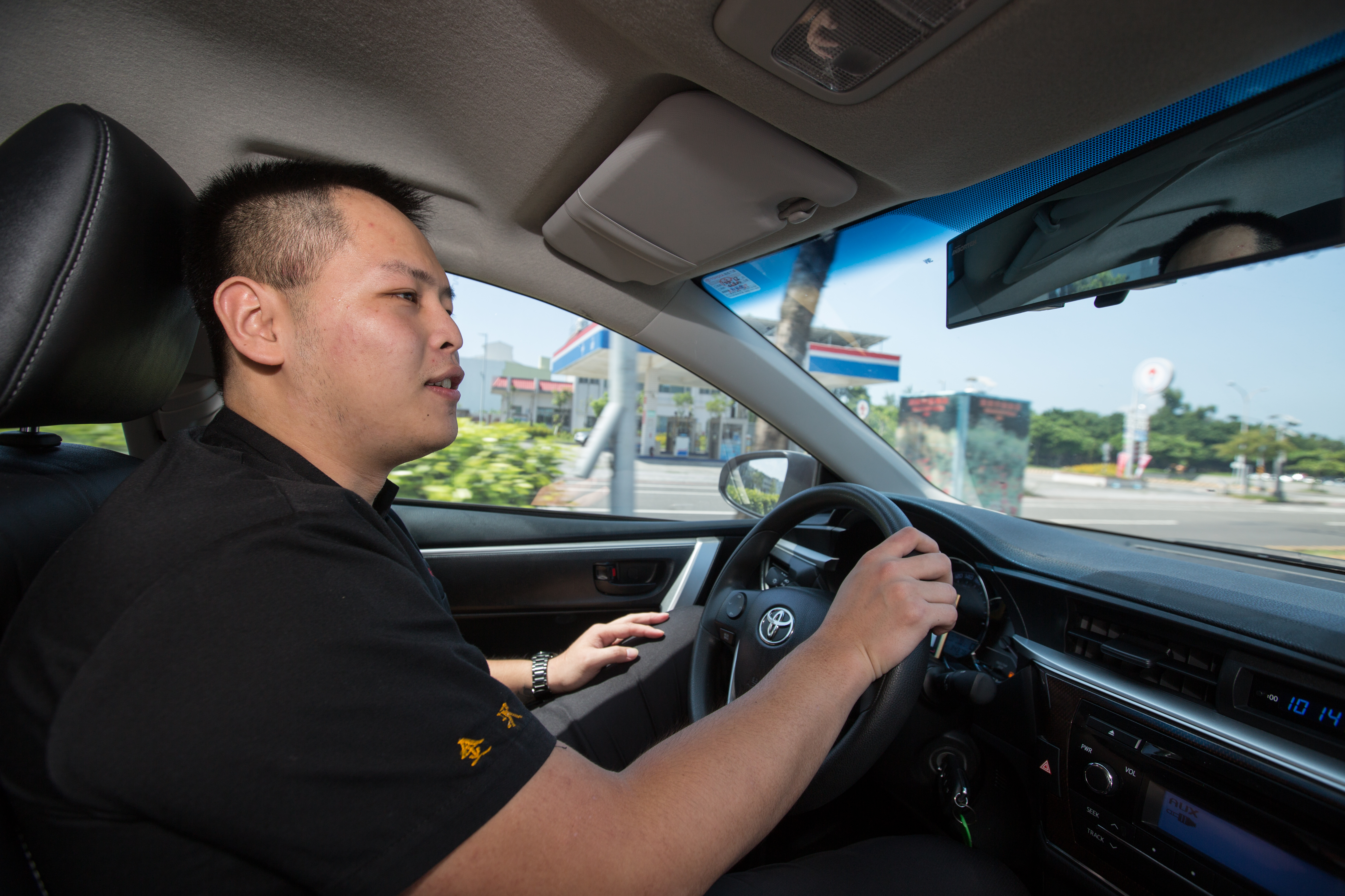 金沢千味軒的年輕老闆林勁勳，除了奔波工廠和店面外，也時常開車到處去各式西點、麵包、甜點店觀摩學習，掌握最新的業界流行脈動。