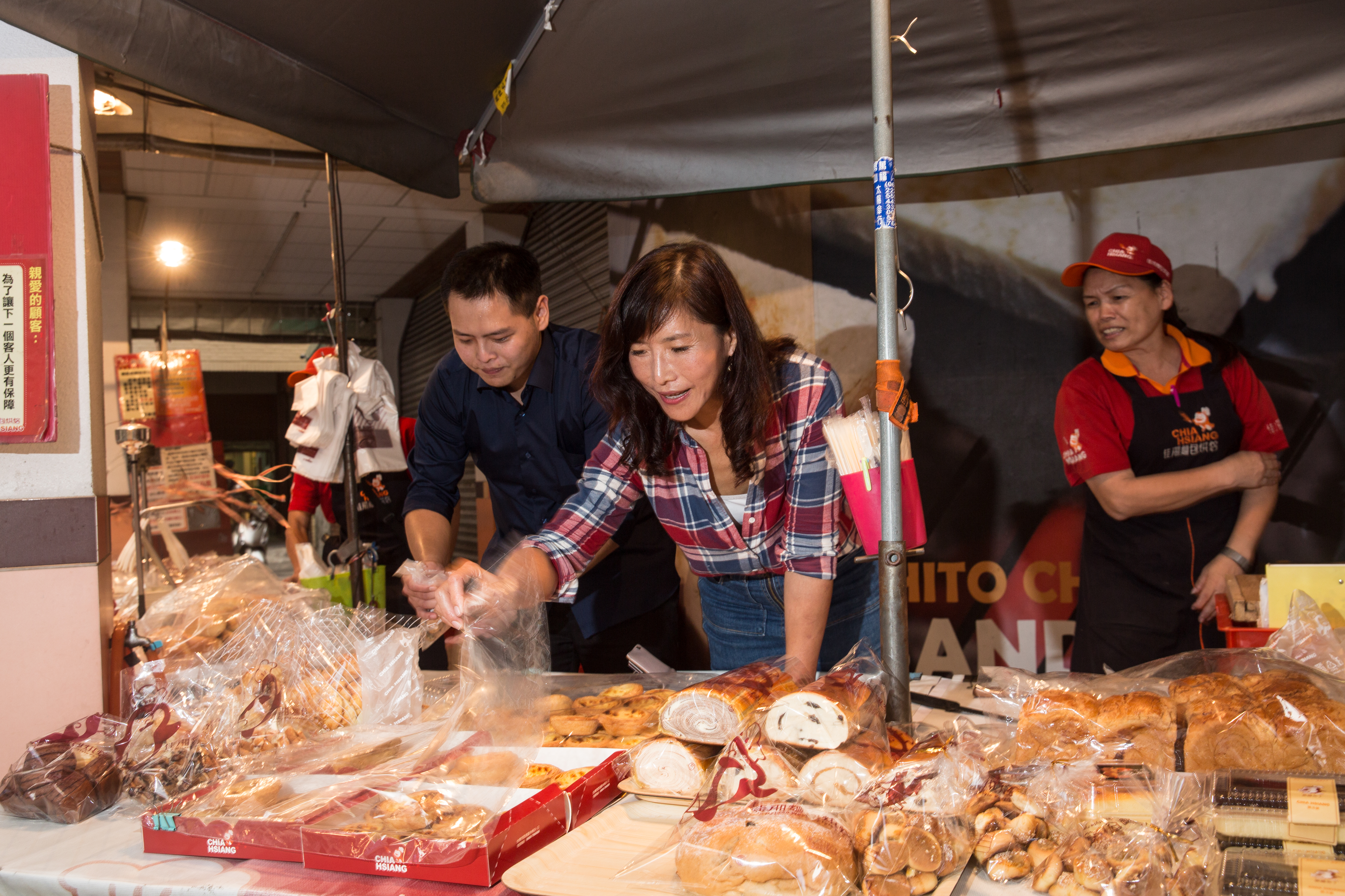 林勁勳(左)的母親黃秀芬(右),是台南名店佳湘麵包的創辦人,她要小孩自己獨立,對他們是留德不留財。