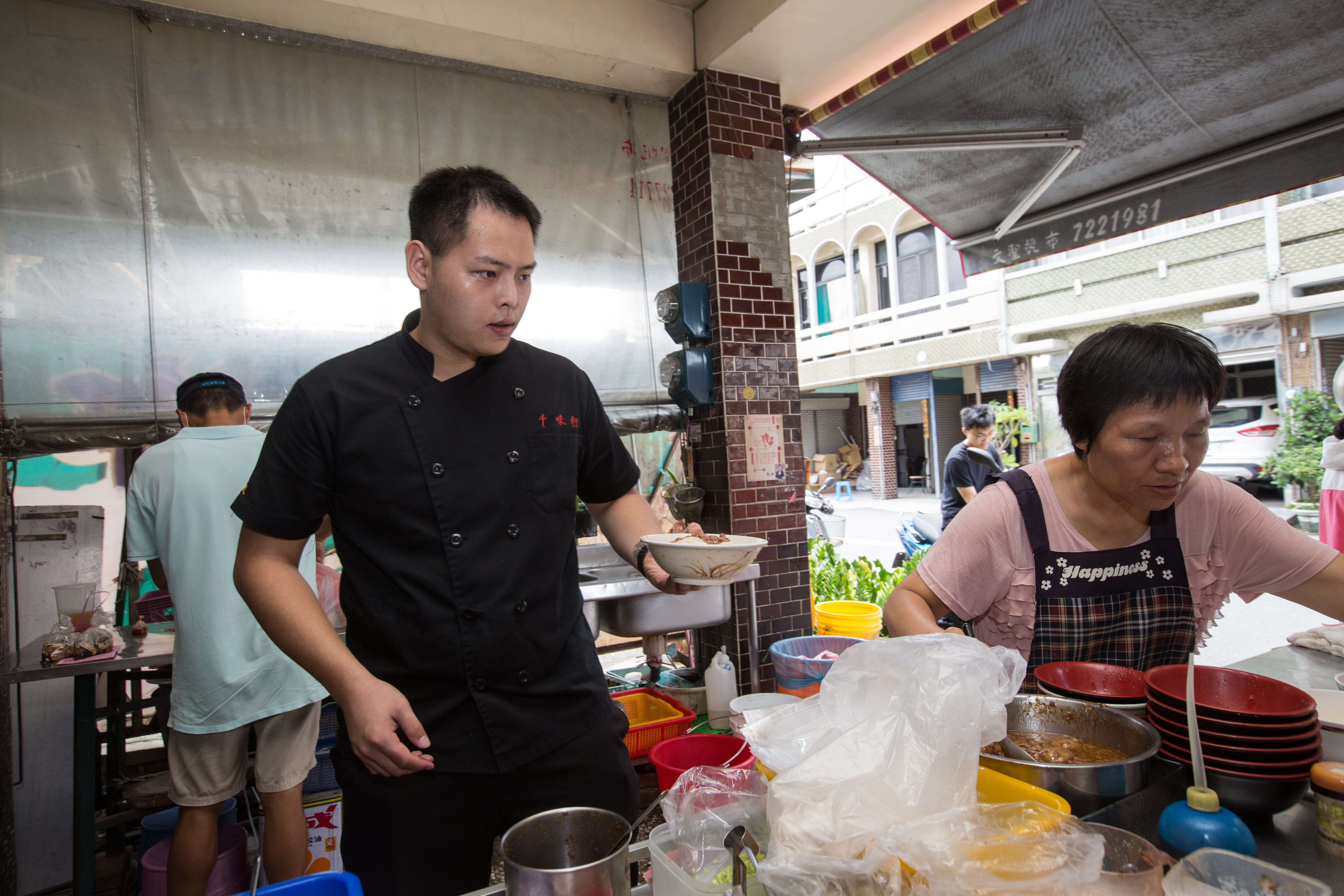 從小放學後就在阿蘭麵店打滾、殺時間的林勁勳，與老闆感情好，每次報到總是拚命寒暄。
