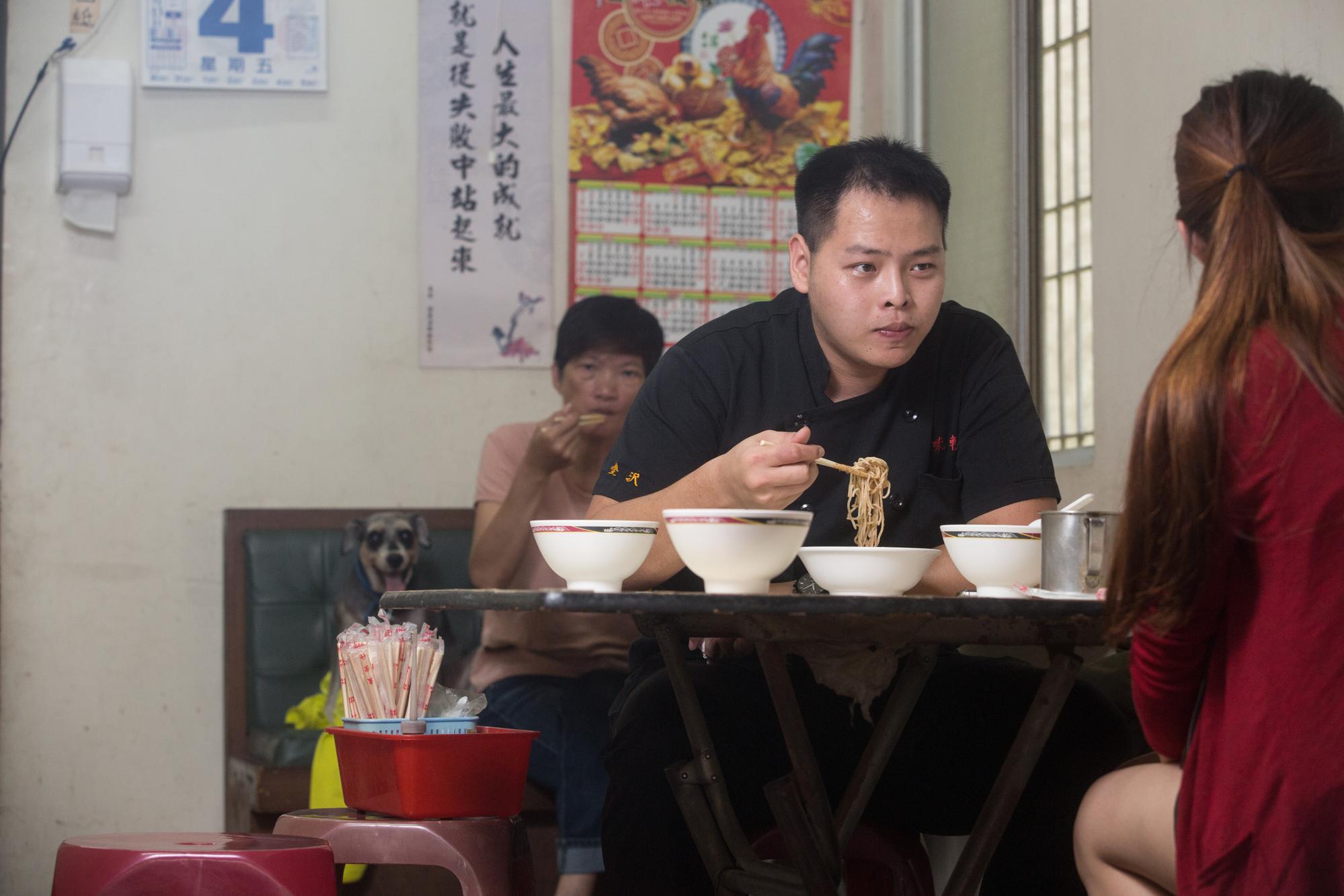 林勁勳說,小時候爸媽忙,家裡附近的阿蘭麵店,成了他們4個小孩常報到的地方,很有溫暖,彷彿第2個家。