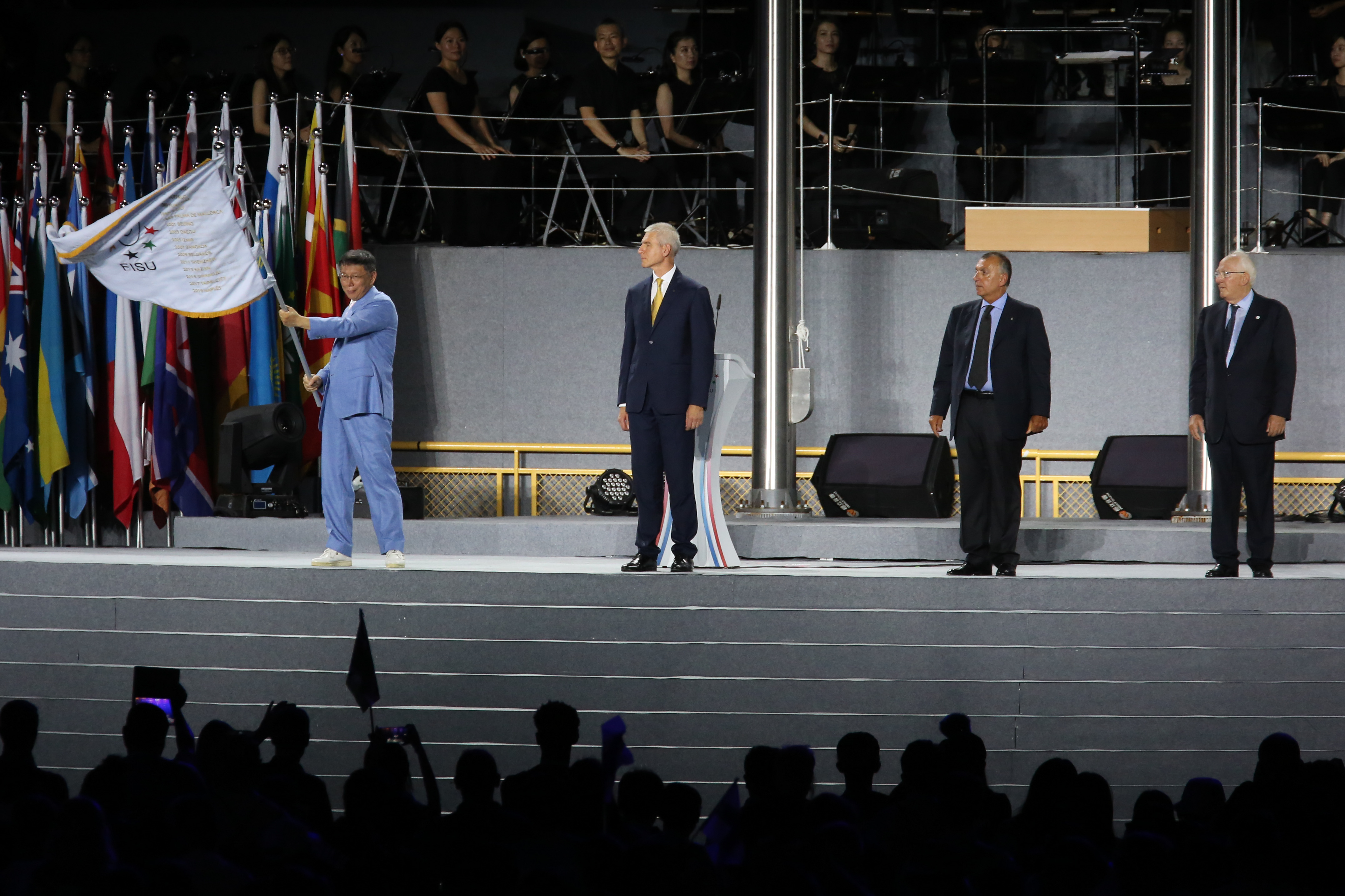 世大運會旗由柯P手中移交給下一棒義大利拿坡里代表。