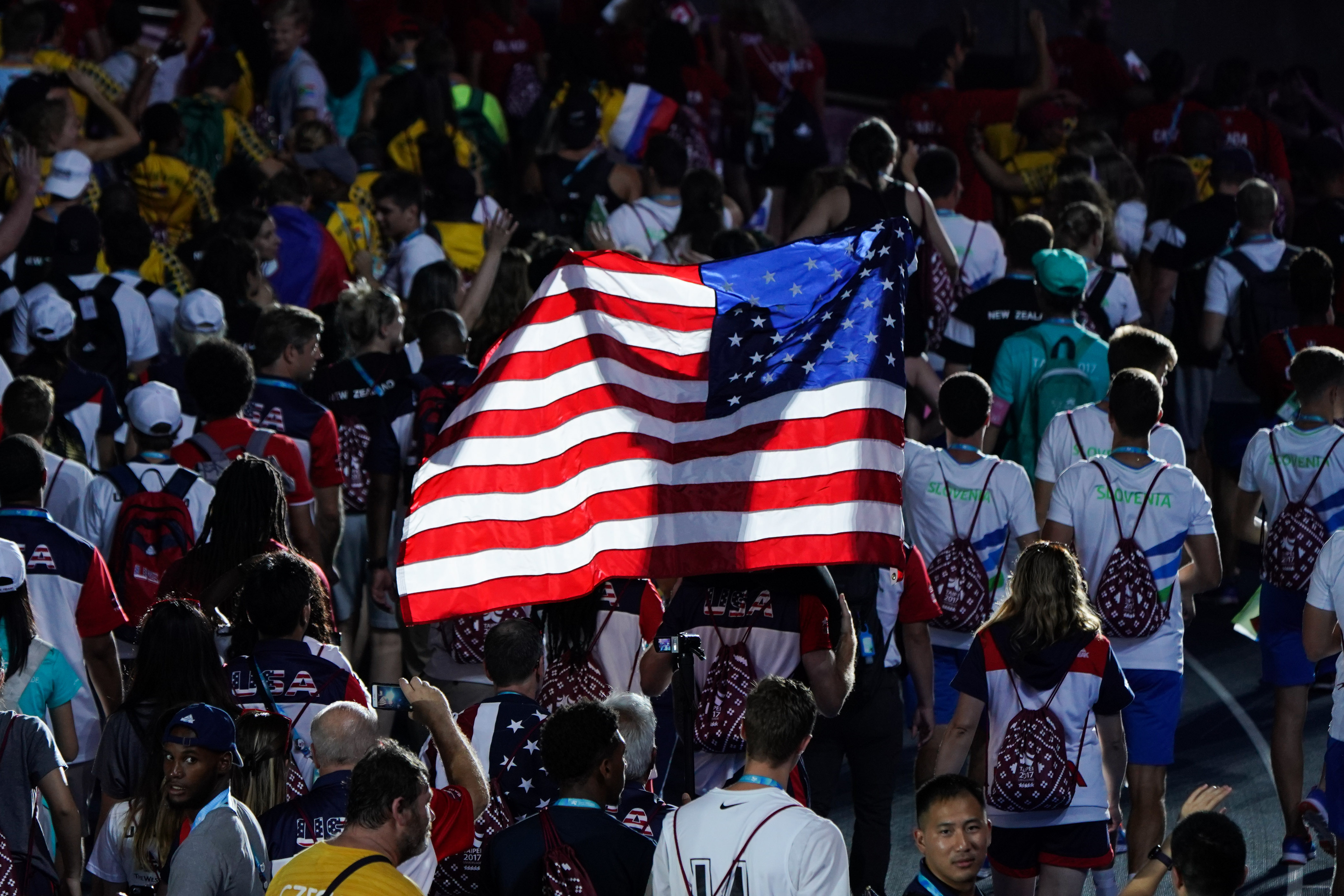 美國隊進場，舉著大張的美國國旗。