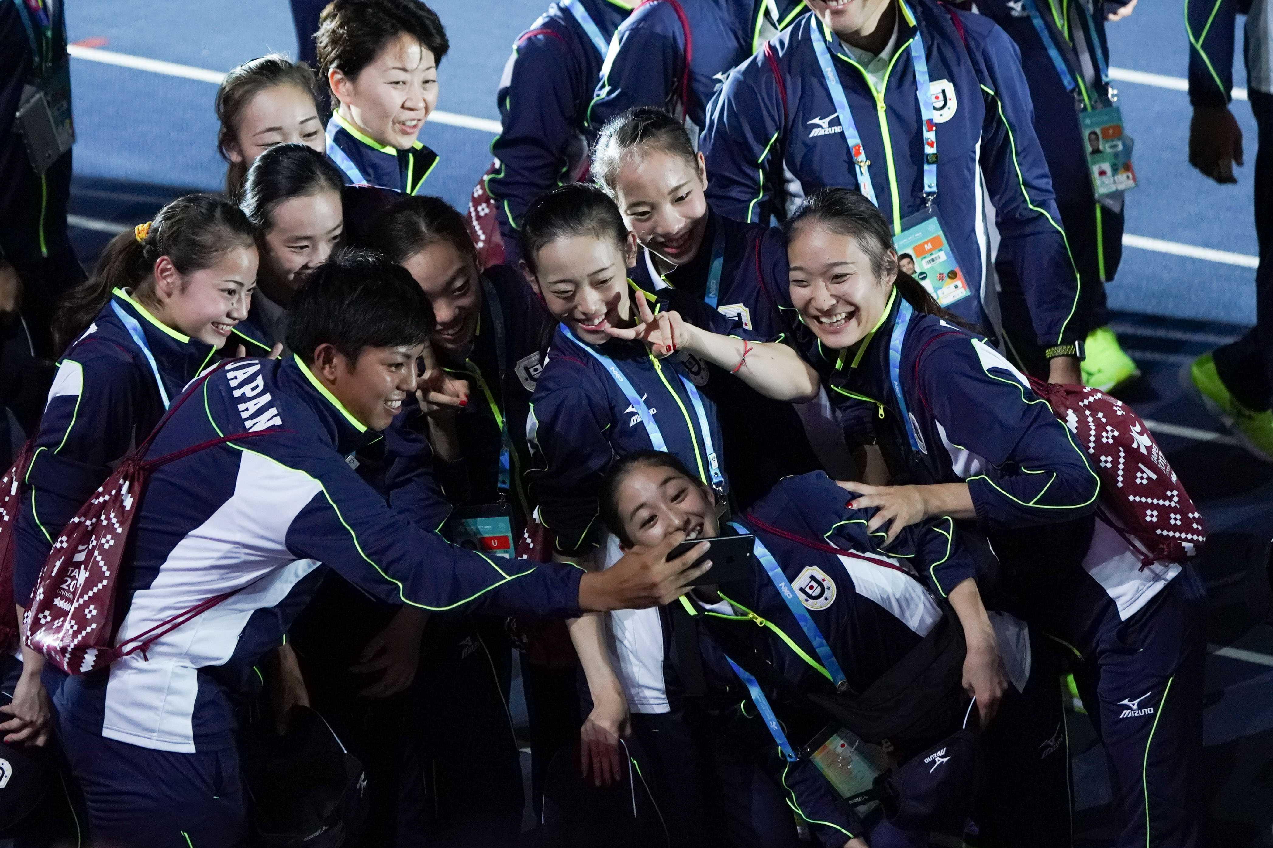 日本選手進場，不忘自拍燦笑的大合照。