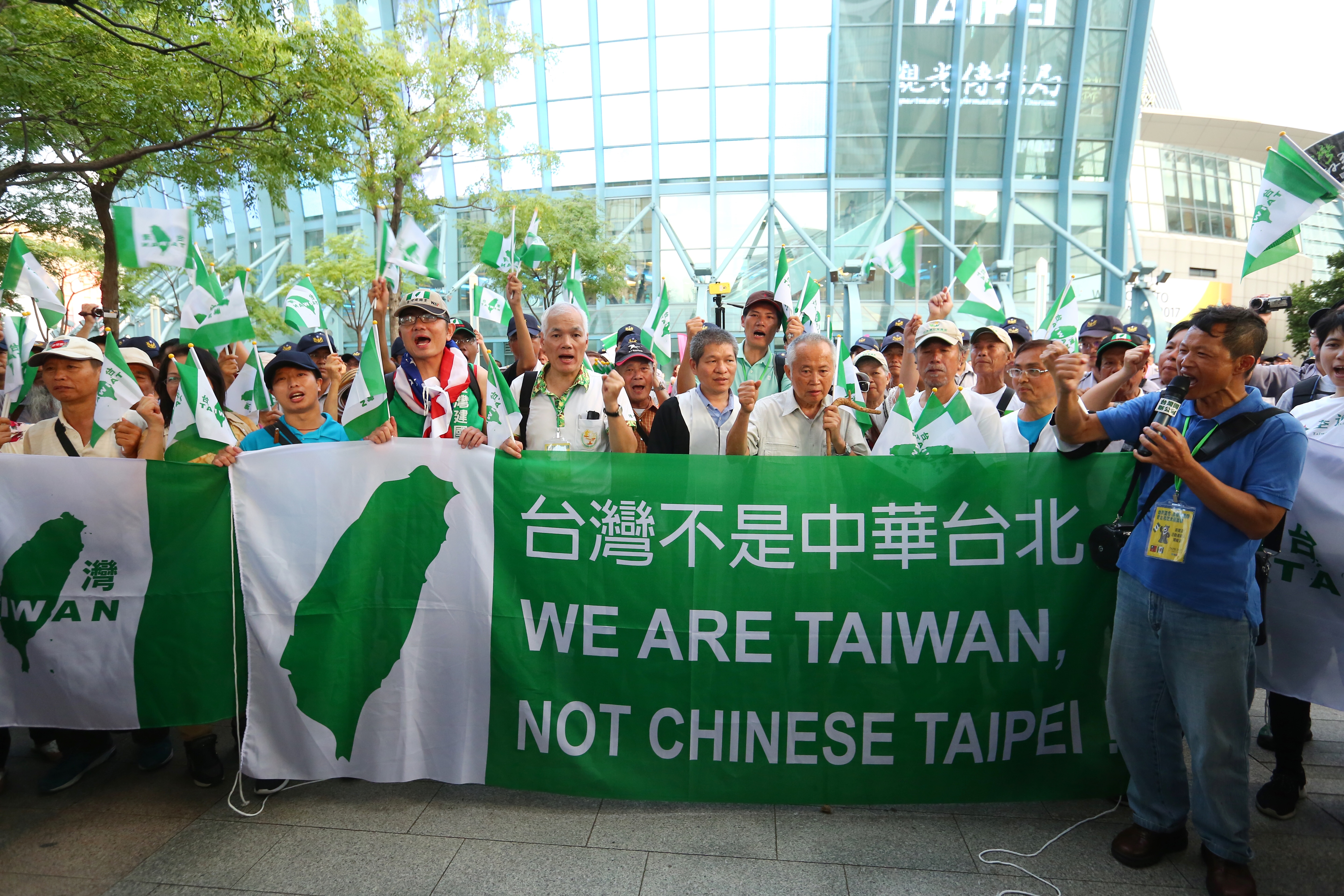 公投護台灣聯盟總召集人蔡丁貴(右三)與台灣國運動召集人王獻極(右四)率眾到世大運閉幕式現場。